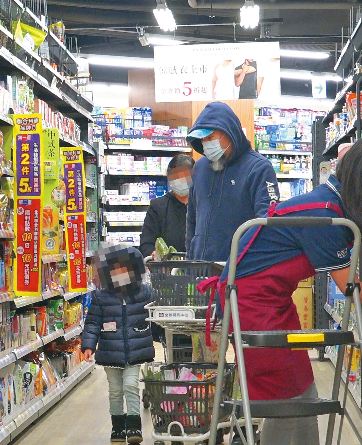 在採買過程中，辛龍和一名婦人各推一輛購物車開始血拚，他全程緊牽家人，洋溢著滿滿的天倫之情。