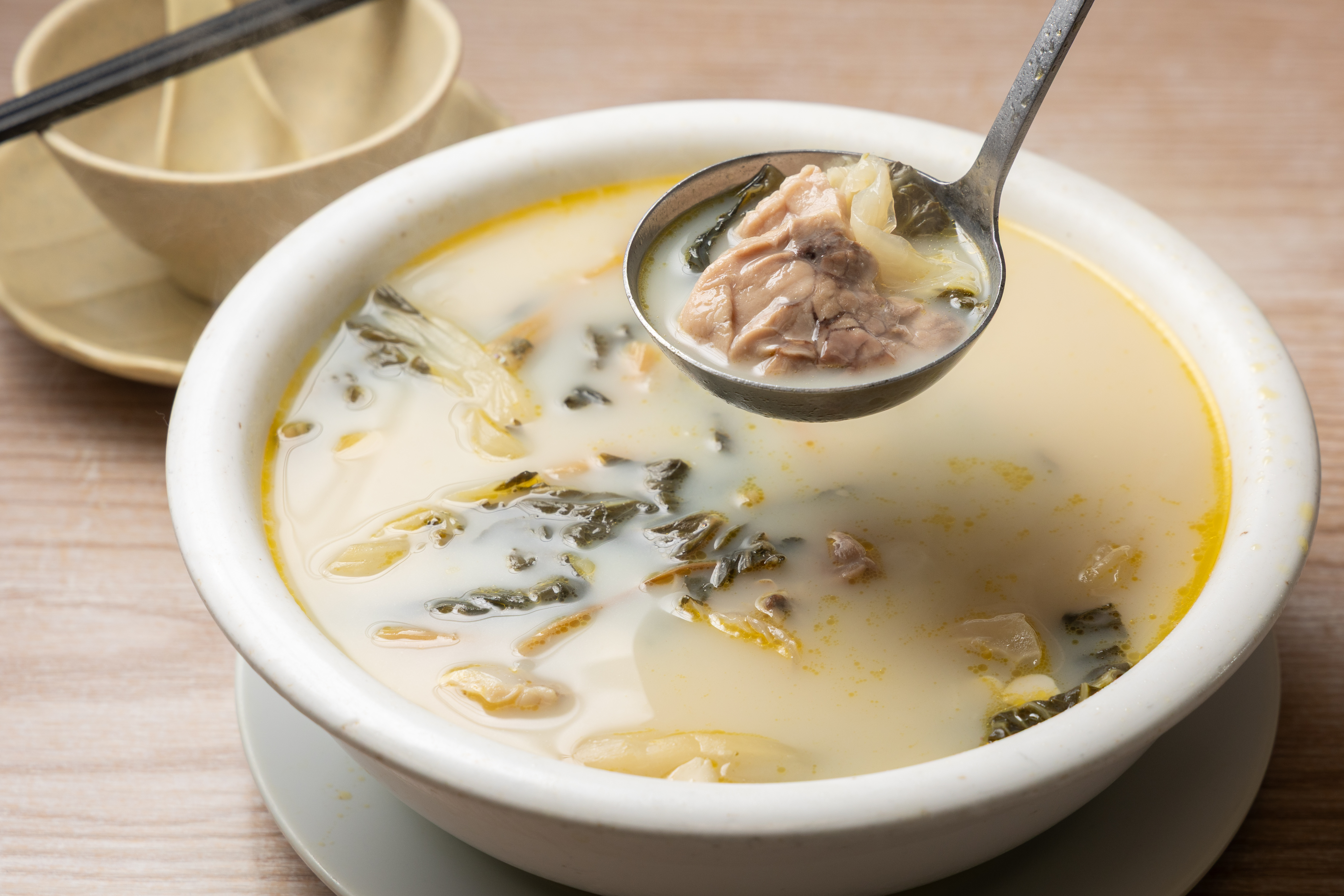 「菜乾豬肺湯」將小白菜乾加上豬肺一起煲湯，能夠滋陰潤肺。（港幣148元／份，約NT$566）