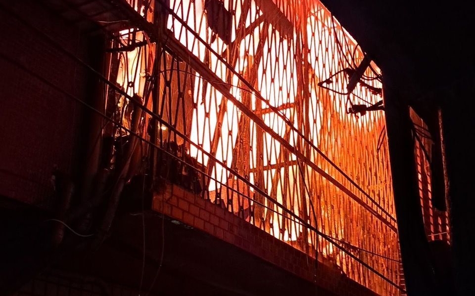 北市士林一處出租雅房今晨竄出火舌，火勢猛烈。（翻攝畫面）