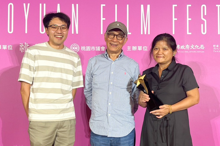 鏡電視紀實節目《另一種注目》中的《青木瓜之味》榮獲2024「台灣獎」「人文關懷獎」,導演黃麗如、鄭治明與評審團主席廖慶松合影。(鏡電視提供)