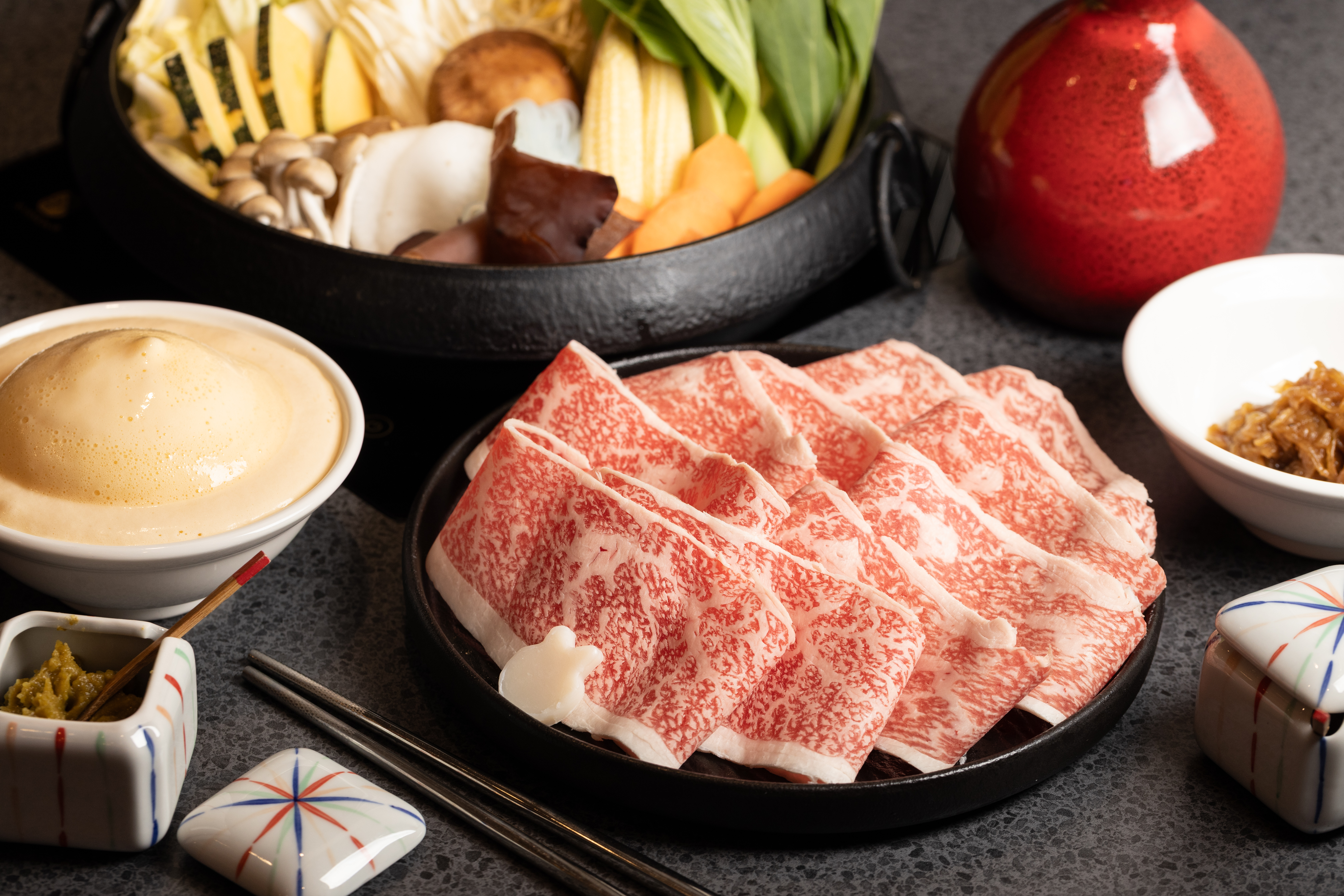 油花分布均勻、肉質細緻的「日本黑毛和牛套餐」是偶爾想犒賞自己的最佳選擇。(998元/份)