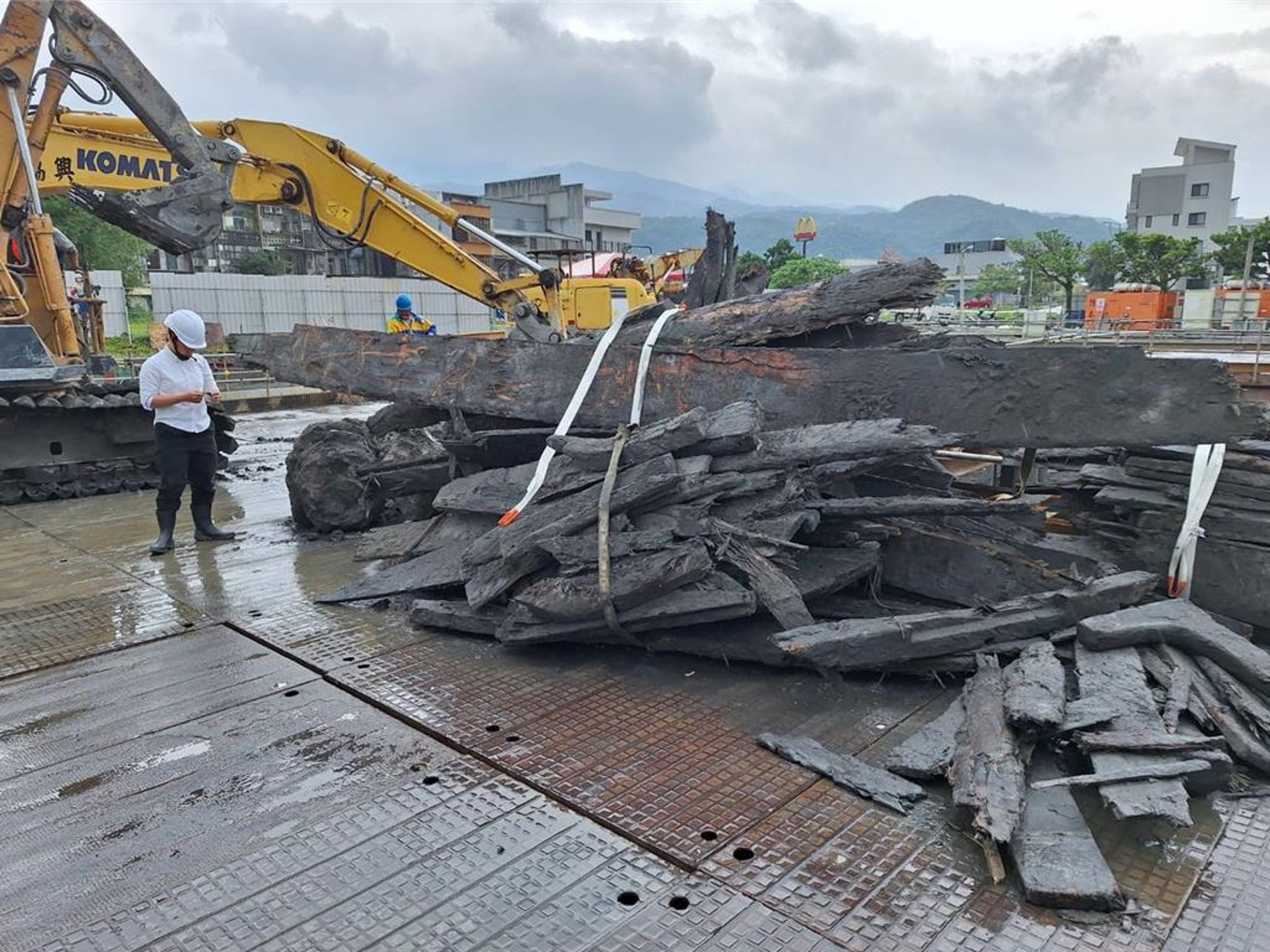 宜蘭縣頭城鎮一處建築工地，意外挖出一批外型疑似「古沉船」遺跡的木質構件。（宜蘭縣政府提供）