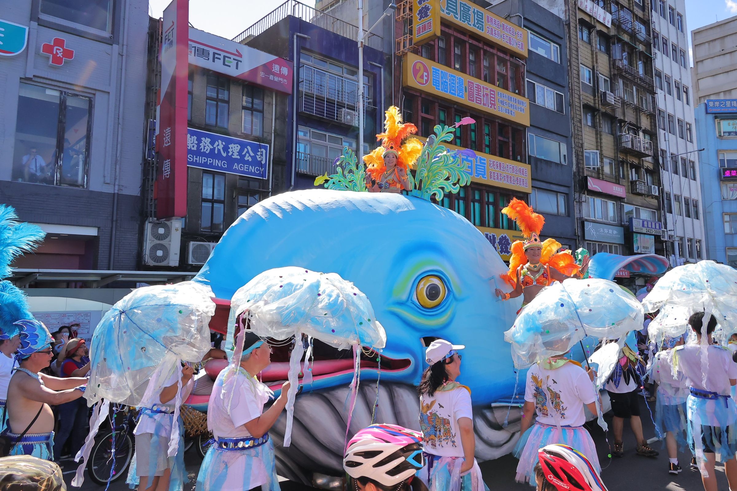 由大壯觀願景發展協會攜手藝術團隊打造多組以海洋生物為主題的創意花車,展現海洋城市的文化能量與視覺創意。