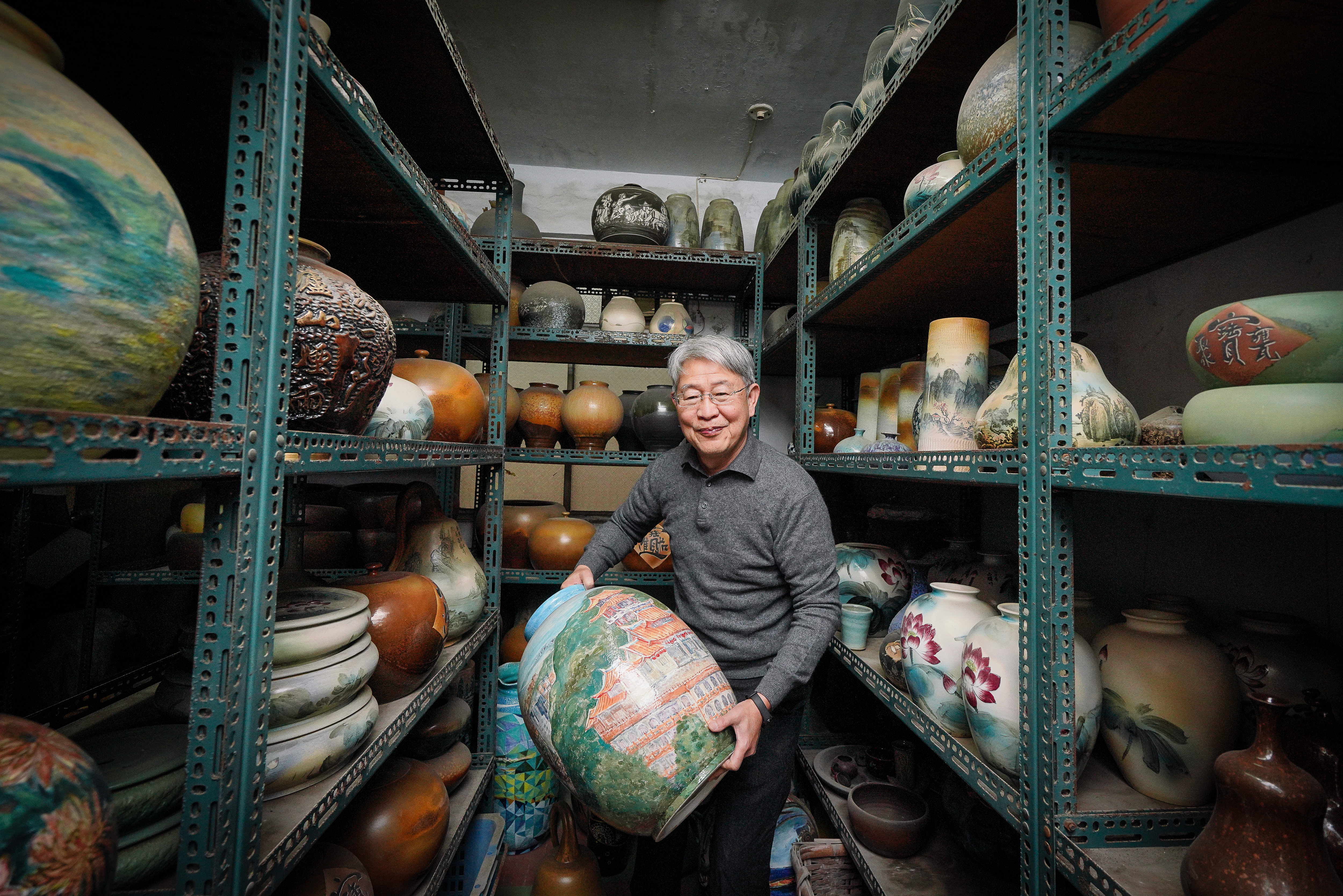毛昌輝的大型作品至今仍保存在窯廠,但已無販售,他獨創的油畫釉,讓每件作品都像畫上油畫。