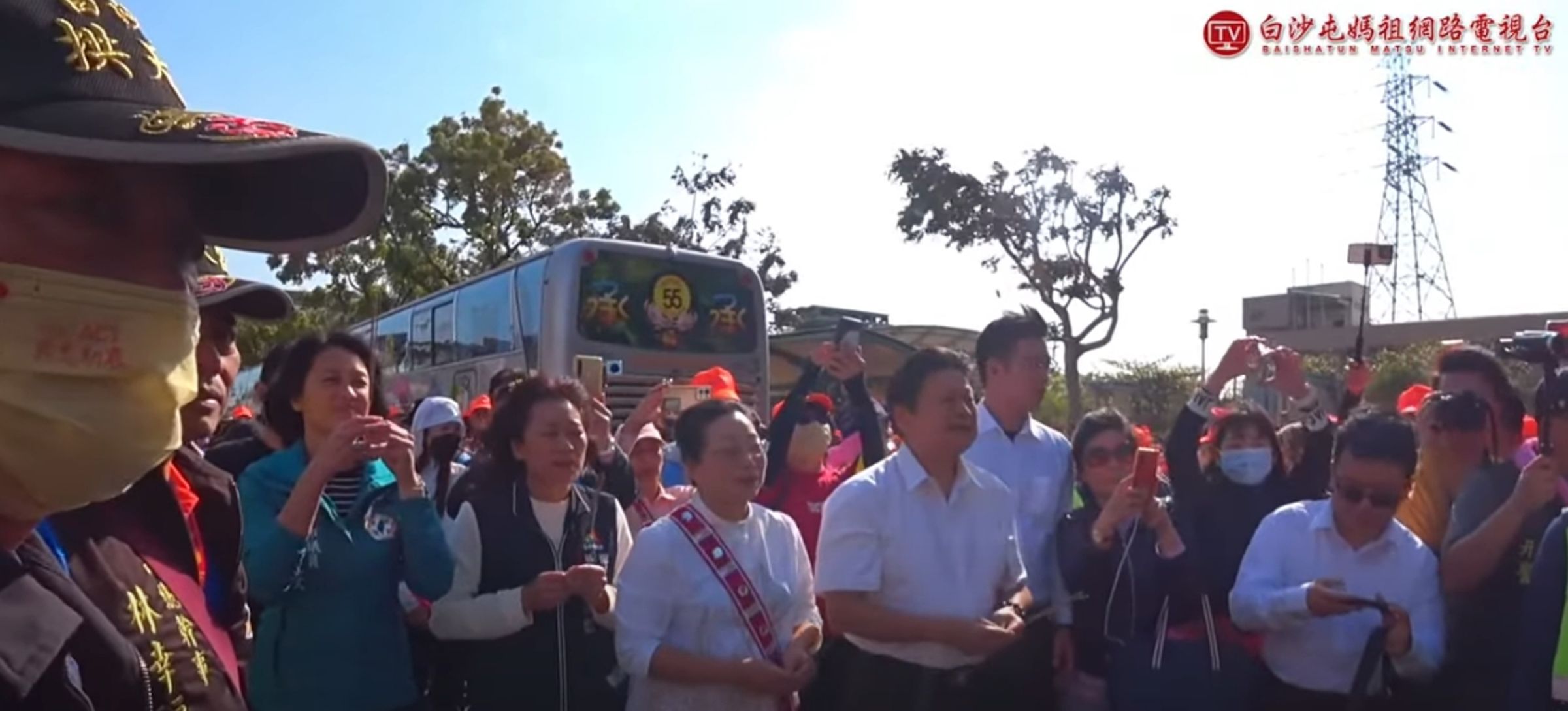 白沙屯媽祖見到傅崐萁、徐榛蔚夫妻倆後,神轎立刻右甩繞過,引起網路熱議。(翻攝自白沙屯媽祖網路電視台YT頻道)