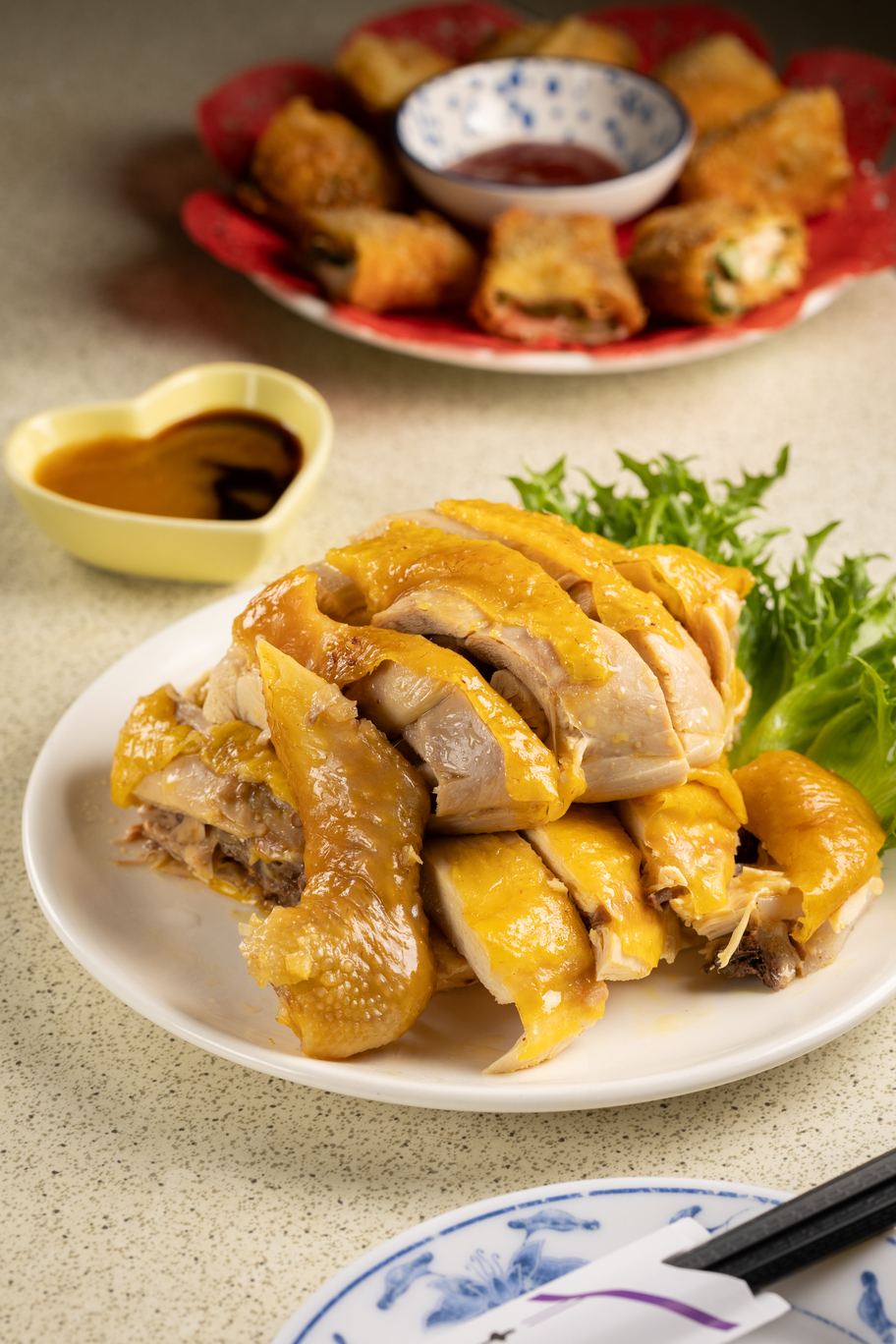 「白斬土雞」使用玉米雞品種，肉質不柴帶甜味。（300元／份）
