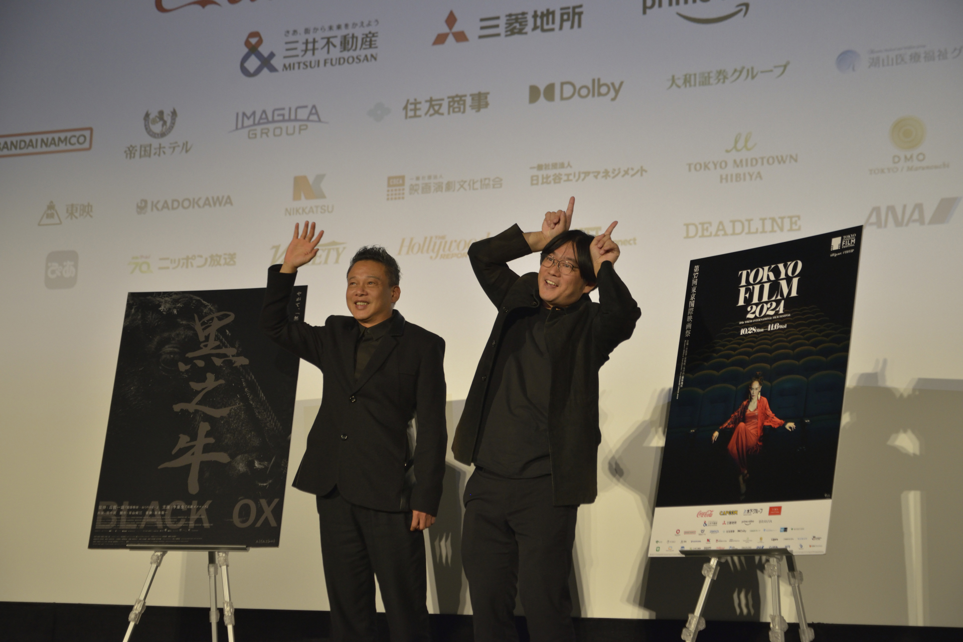李康生（左）與導演蔦哲一朗（右）出席《黑之牛》首映 在東京影展。（光年映畫提供）