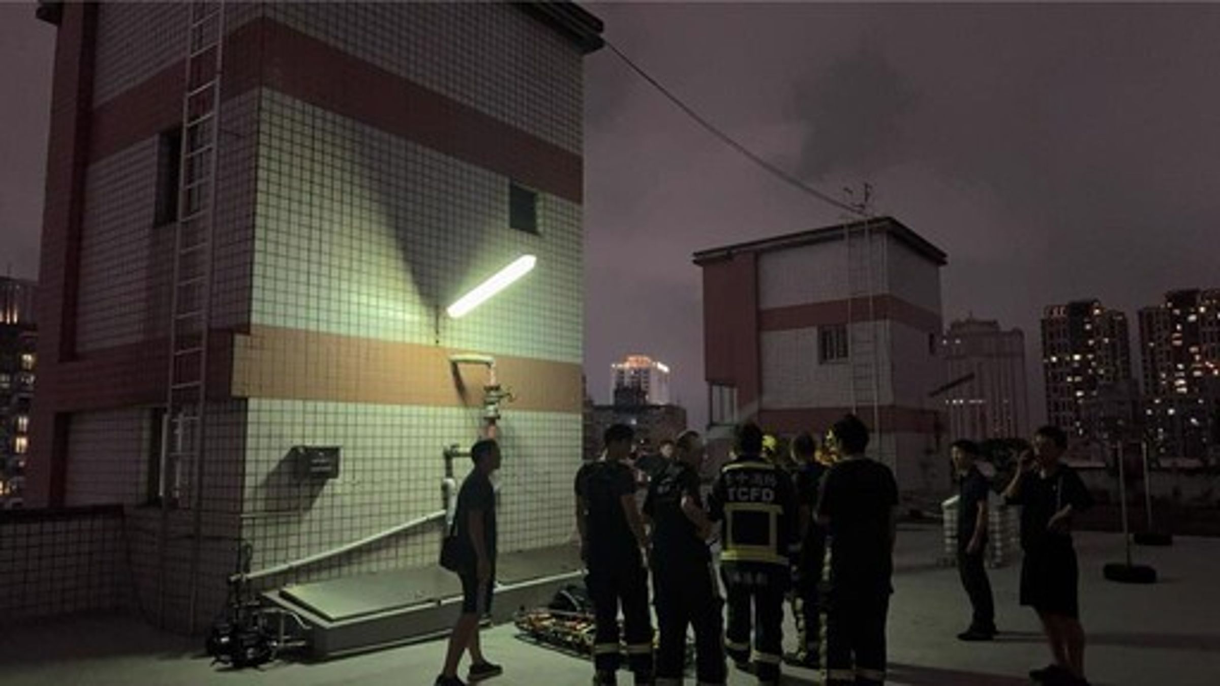 警方與消防人員於社區大樓頂樓拉起封鎖線，社區水塔遭封閉、進行清洗作業，然而住戶擔心早已喝下不潔水源。（翻攝畫面）