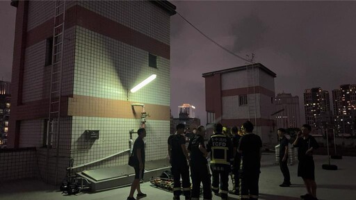 警方與消防人員於社區大樓頂樓拉起封鎖線，社區水塔遭封閉、進行清洗作業，然而住戶擔心早已喝下不潔水源。（翻攝畫面）