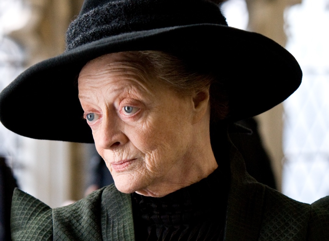 電影《哈利波特》中葛萊分多大家長「麥教授」的資深英國女星瑪姬史密斯,傳出在英國時間27日清晨辭世,享壽89歲。(翻攝自Harry Potter臉書粉專)