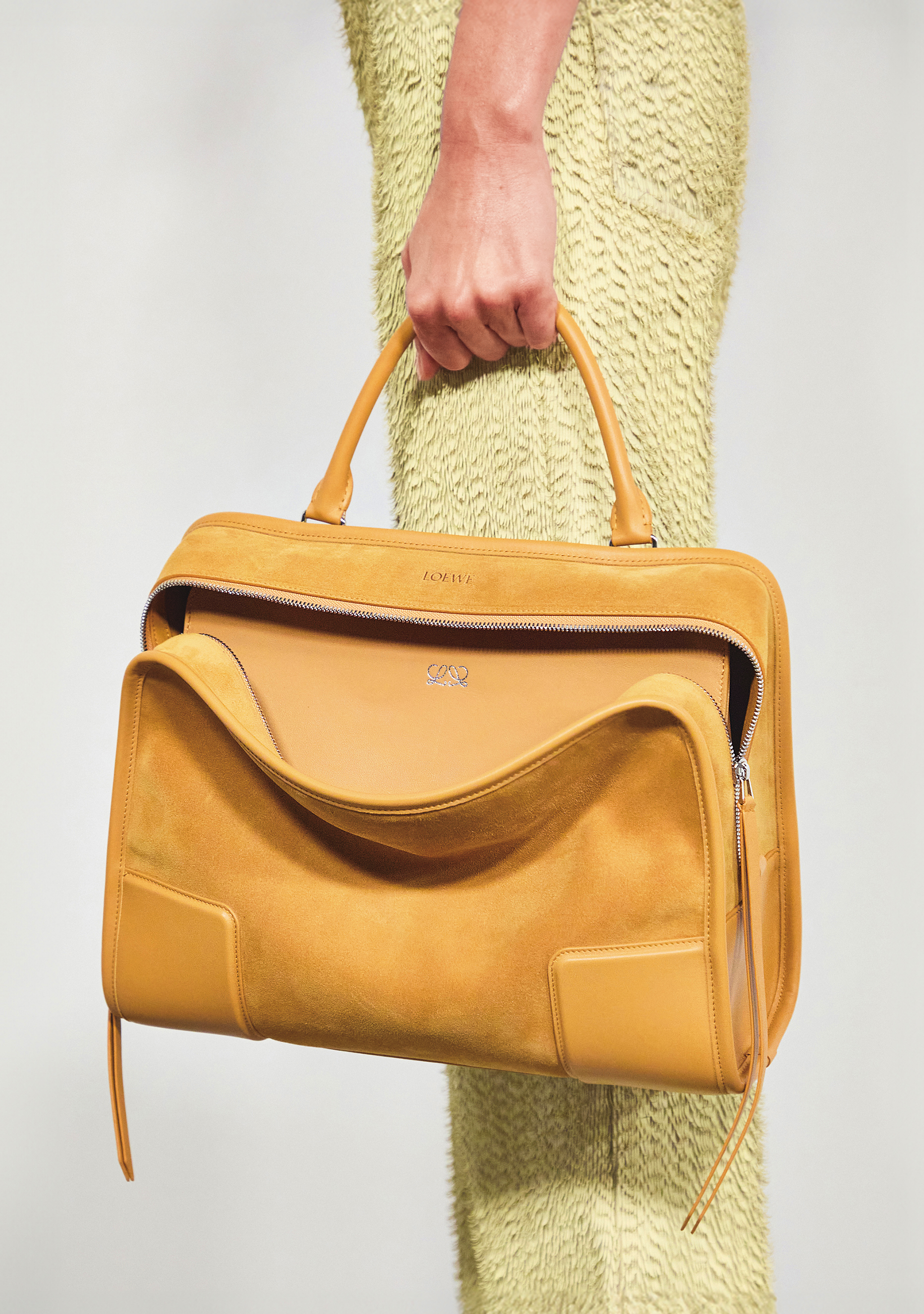 Amazona 180包款以敞開方式攜帶。（LOEWE提供）