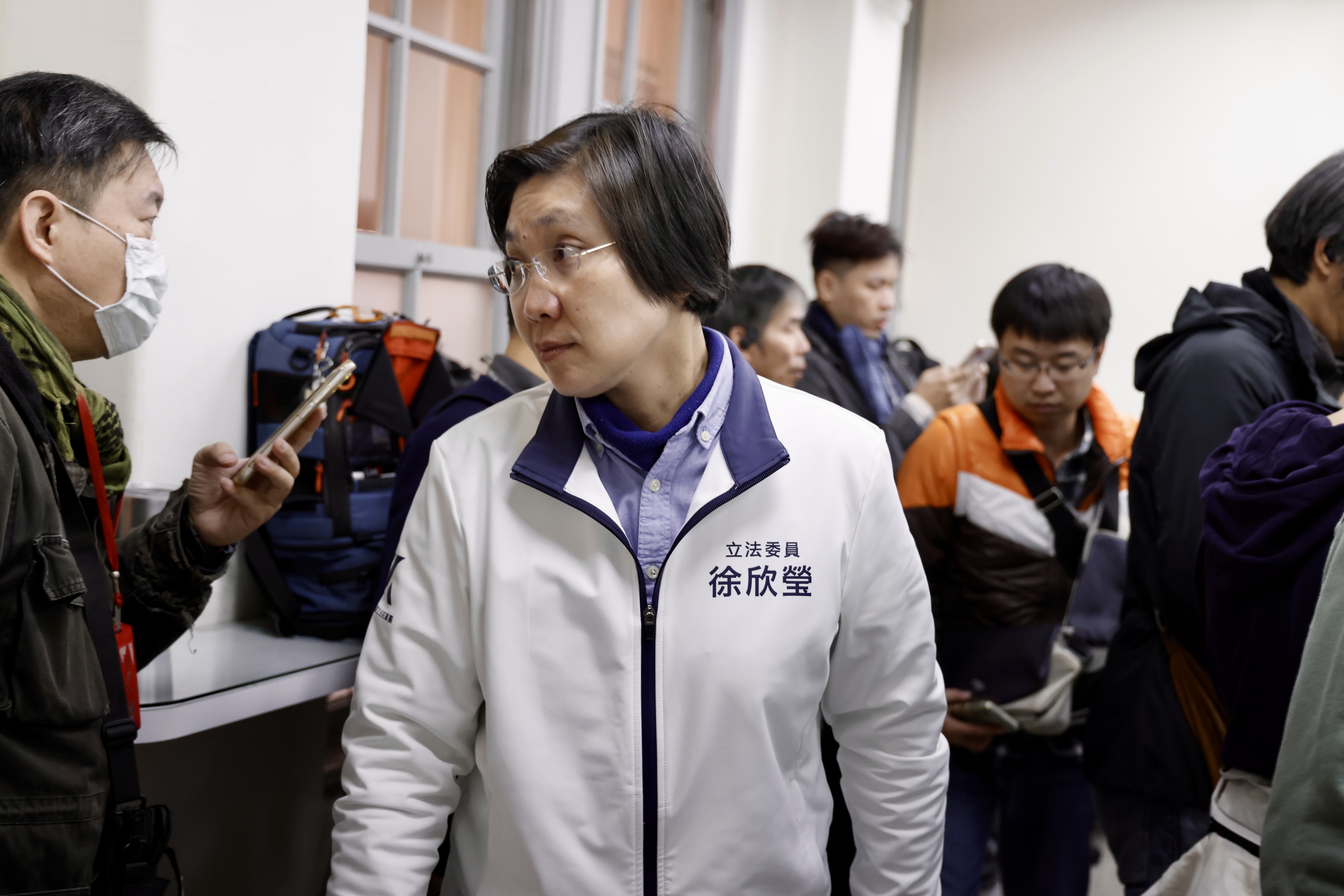 國民黨籍內政委員會召委徐欣瑩在藍委的掩護下，1分鐘宣布《選罷法》全數條文保留協商，3分鐘宣布散會。