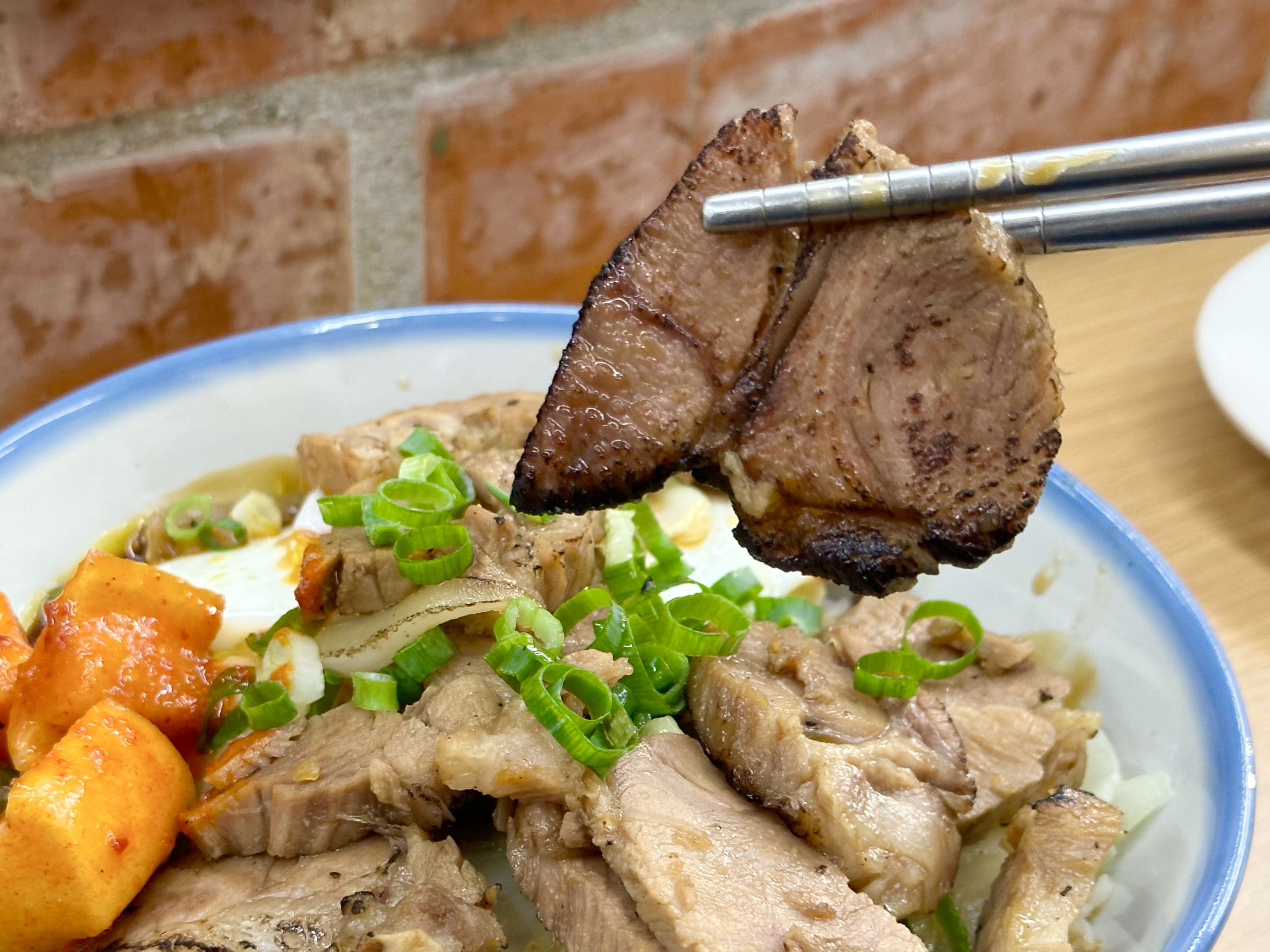 烤到帶焦色的骨仔肉最噴香有味。