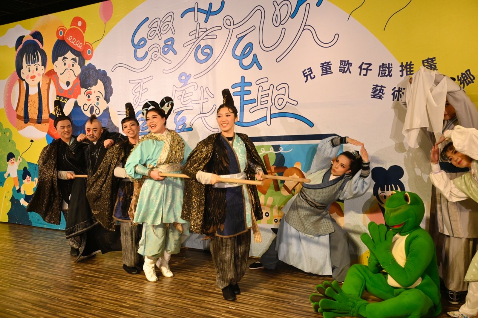 親子共享歌仔戲魅力 紙風車藝術卡車帶來全新看戲體驗