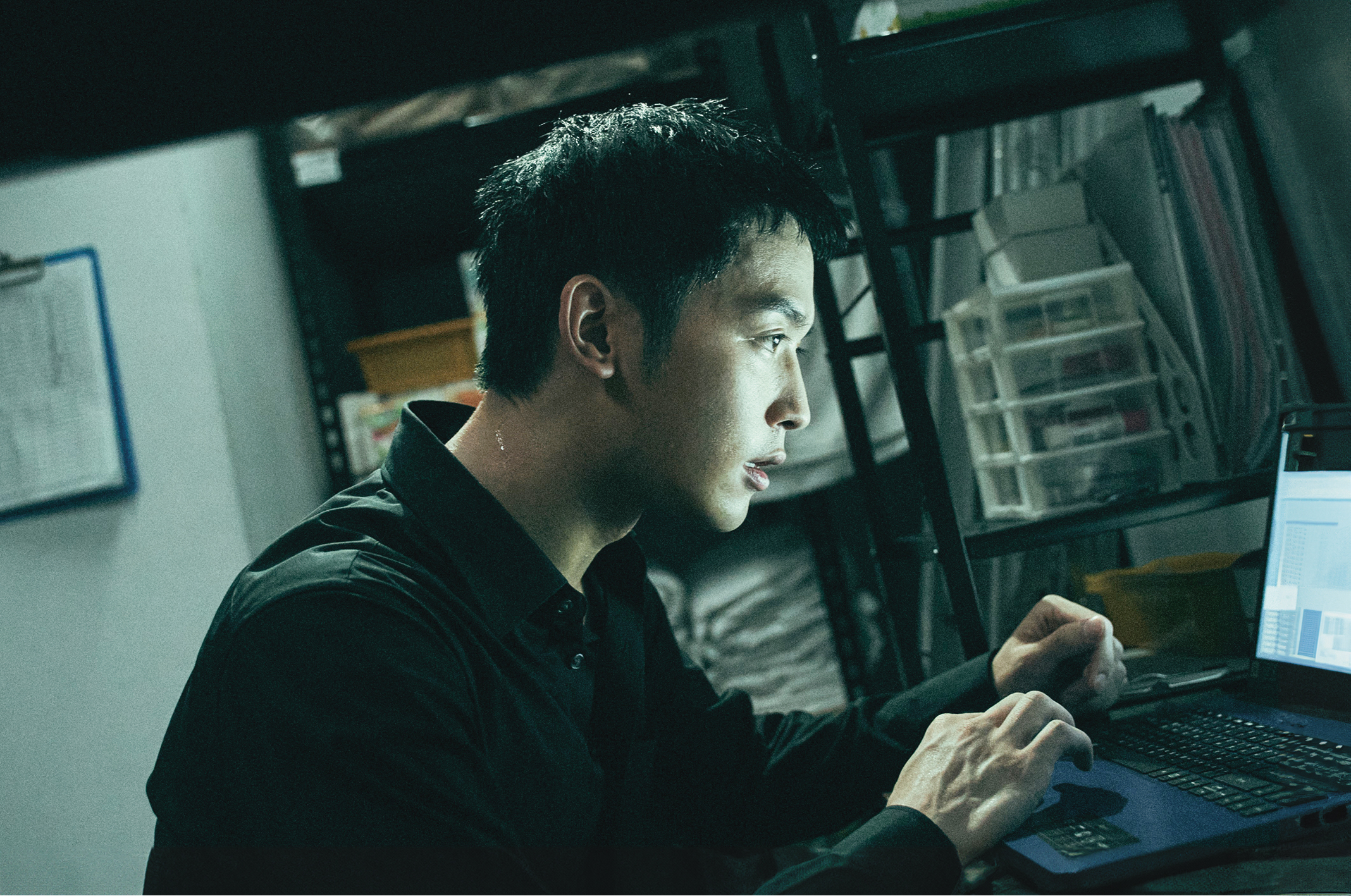 在《都市懼集》的〈Check-In〉單元，小樂吳思賢飾演深夜旅館櫃台人員阿民，以為可以暗中偷窺客人，但結果卻出乎意外。（CATCHPLAY+提供）