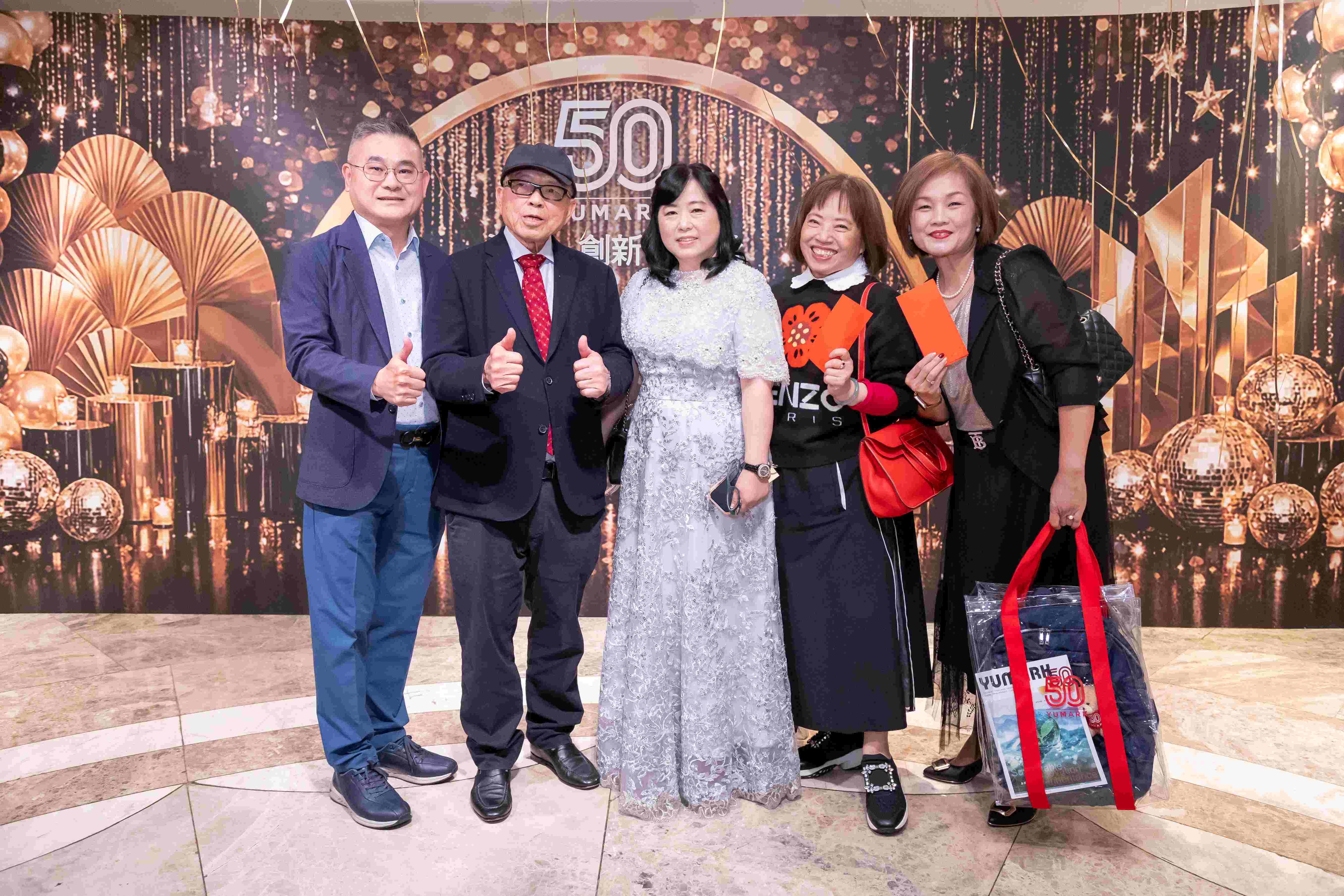 去年12月志邦歡慶50週年。左2為陳明宏,中為董娘胡淑華。(志邦提供)