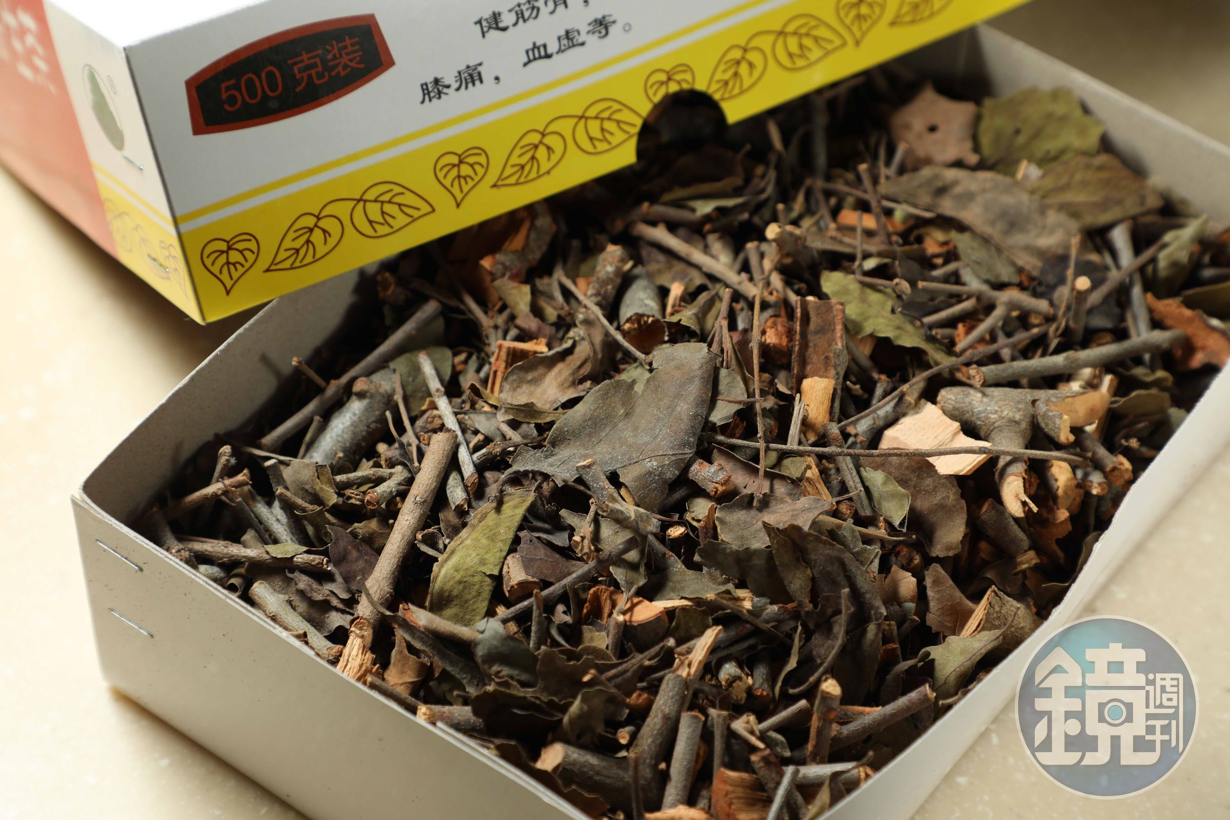 桑寄生茶原料其實是寄生於桑樹上的枝葉，每日需熬煮至少2小時。