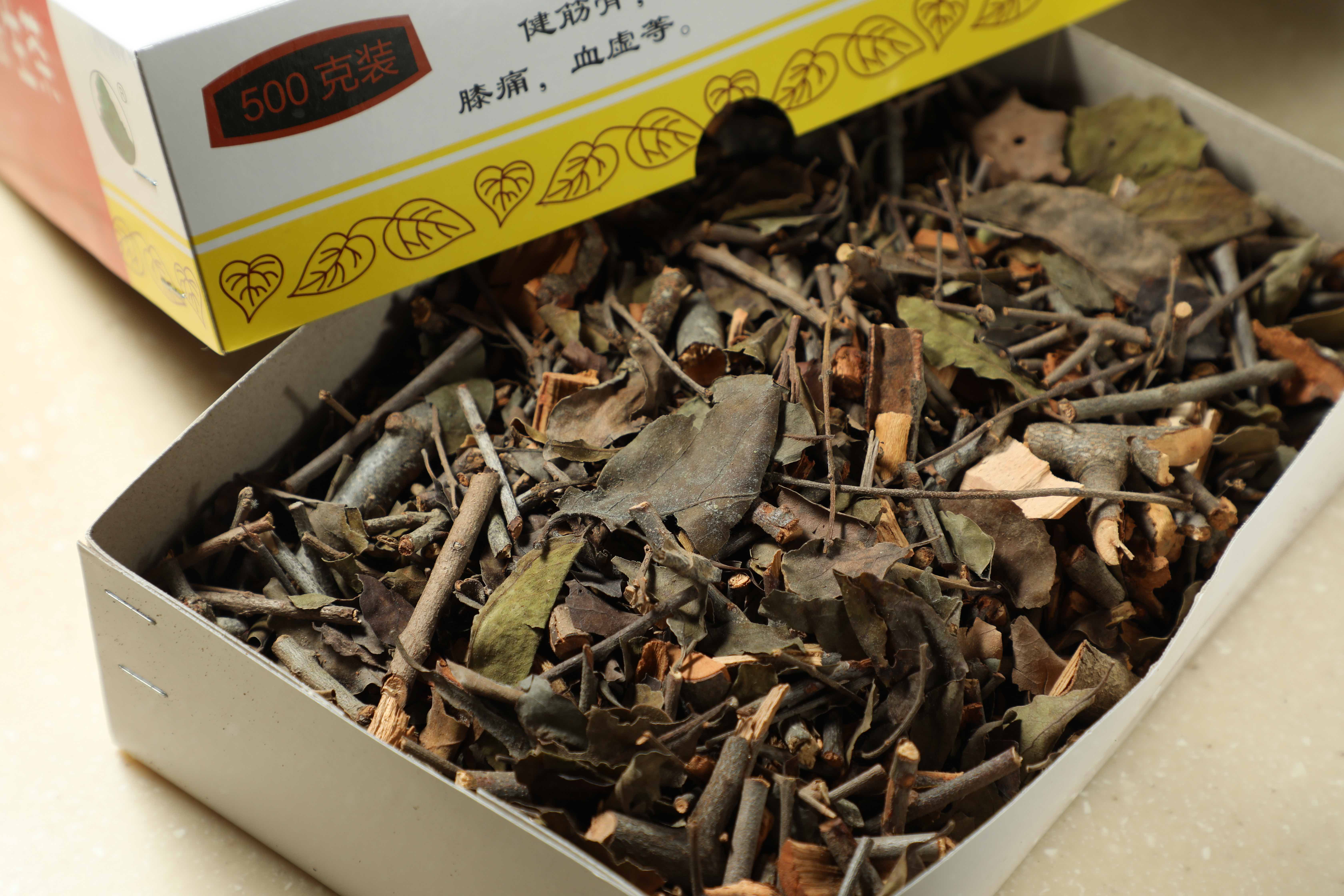 桑寄生茶原料其實是寄生於桑樹上的枝葉，每日需熬煮至少2小時。
