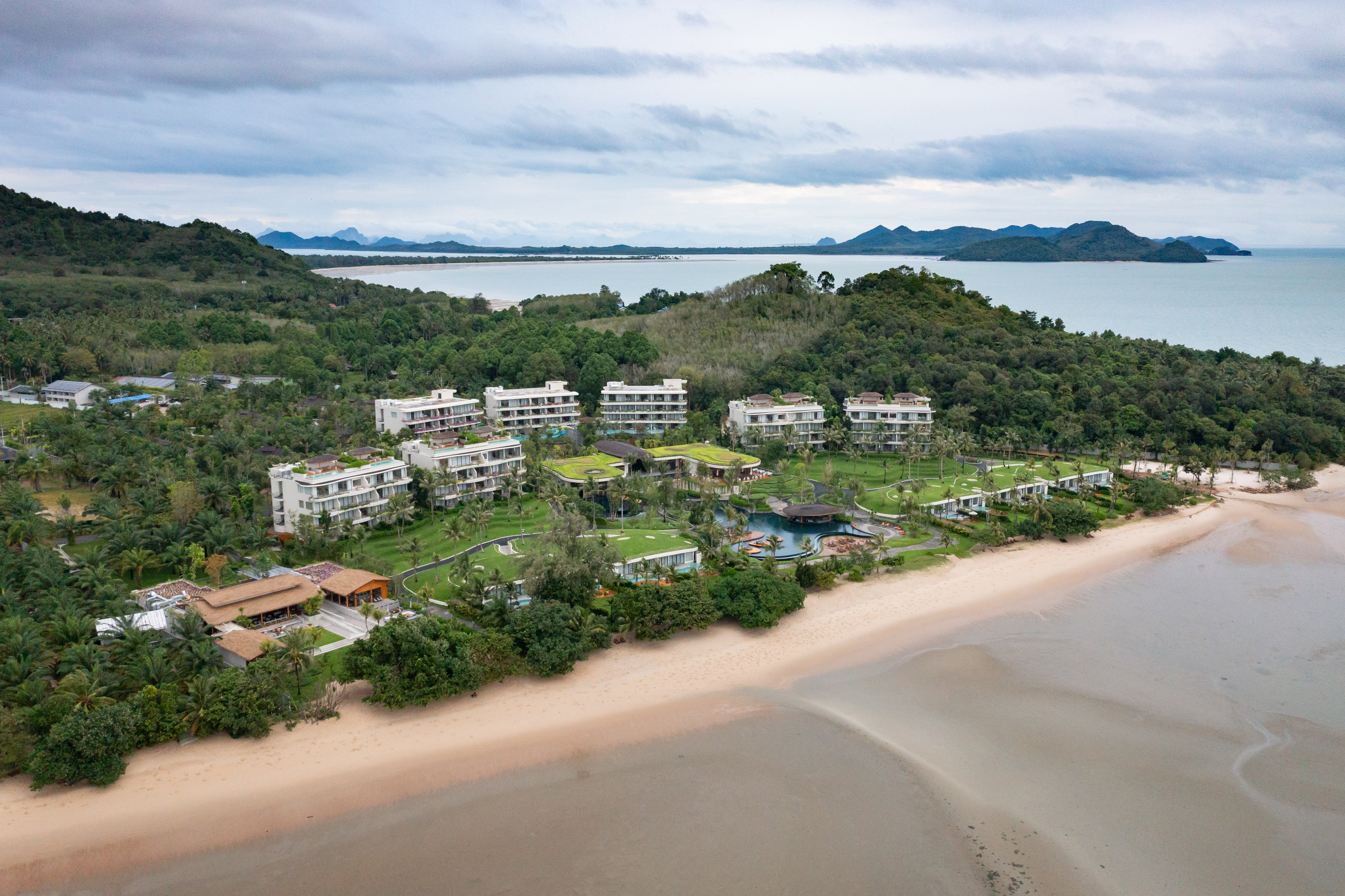 2023年8月7日新開幕的「Anantara Koh Yao Yai Resort & Villas」，是大長島規模最大的度假村，建築完全融入島嶼景觀。