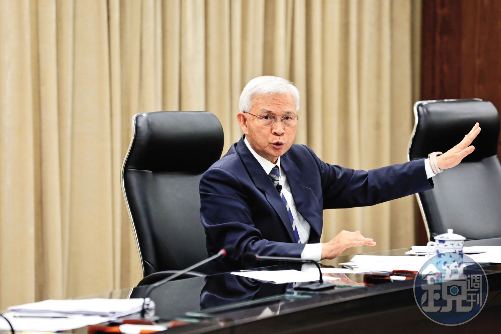 5月以來新台幣匯率狂升,儘管央行適時進場調節,但投資人仍感不安。圖為央行總裁楊金龍。