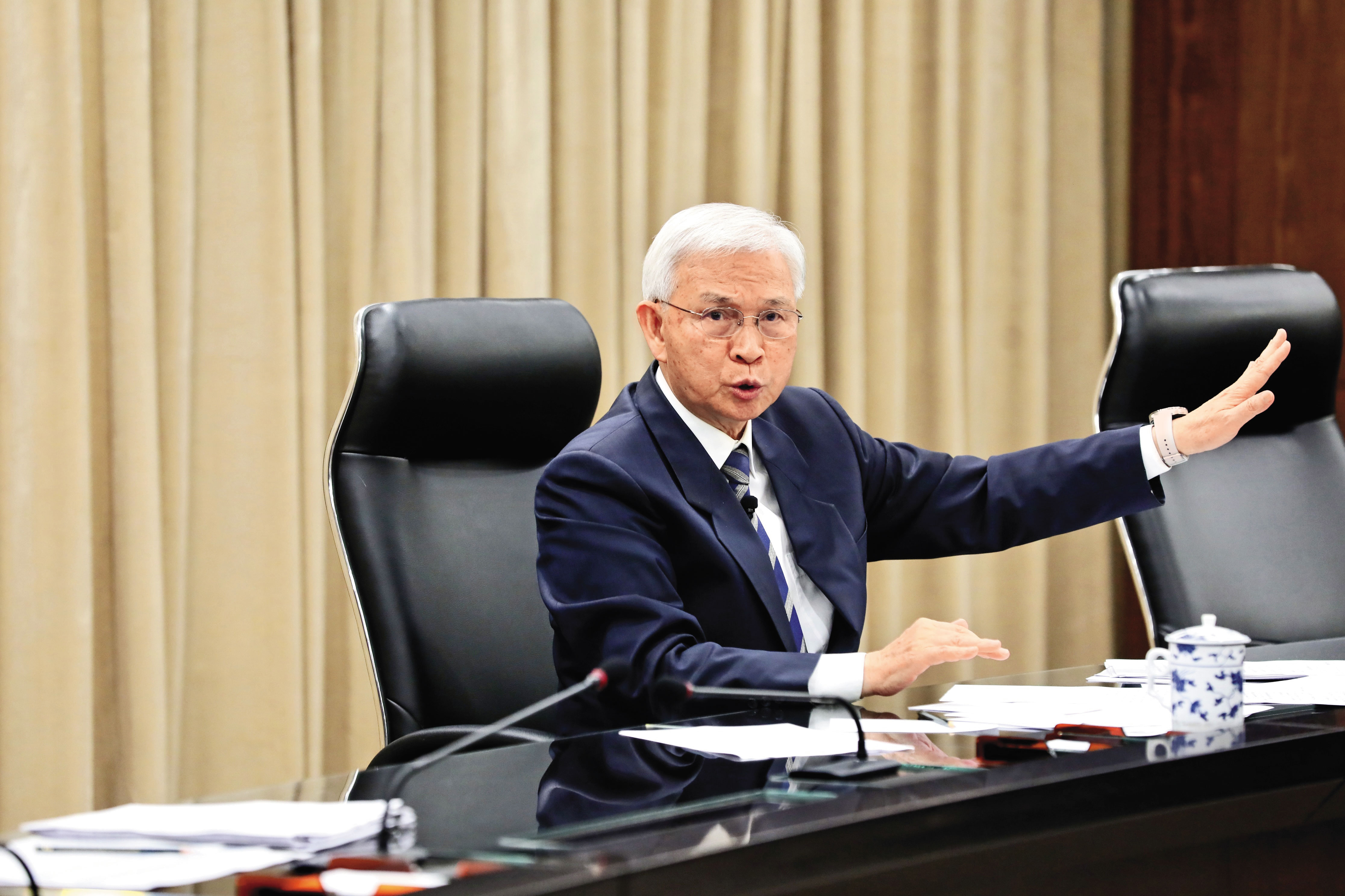 5月以來新台幣匯率狂升，儘管央行適時進場調節，但投資人仍感不安。圖為央行總裁楊金龍。