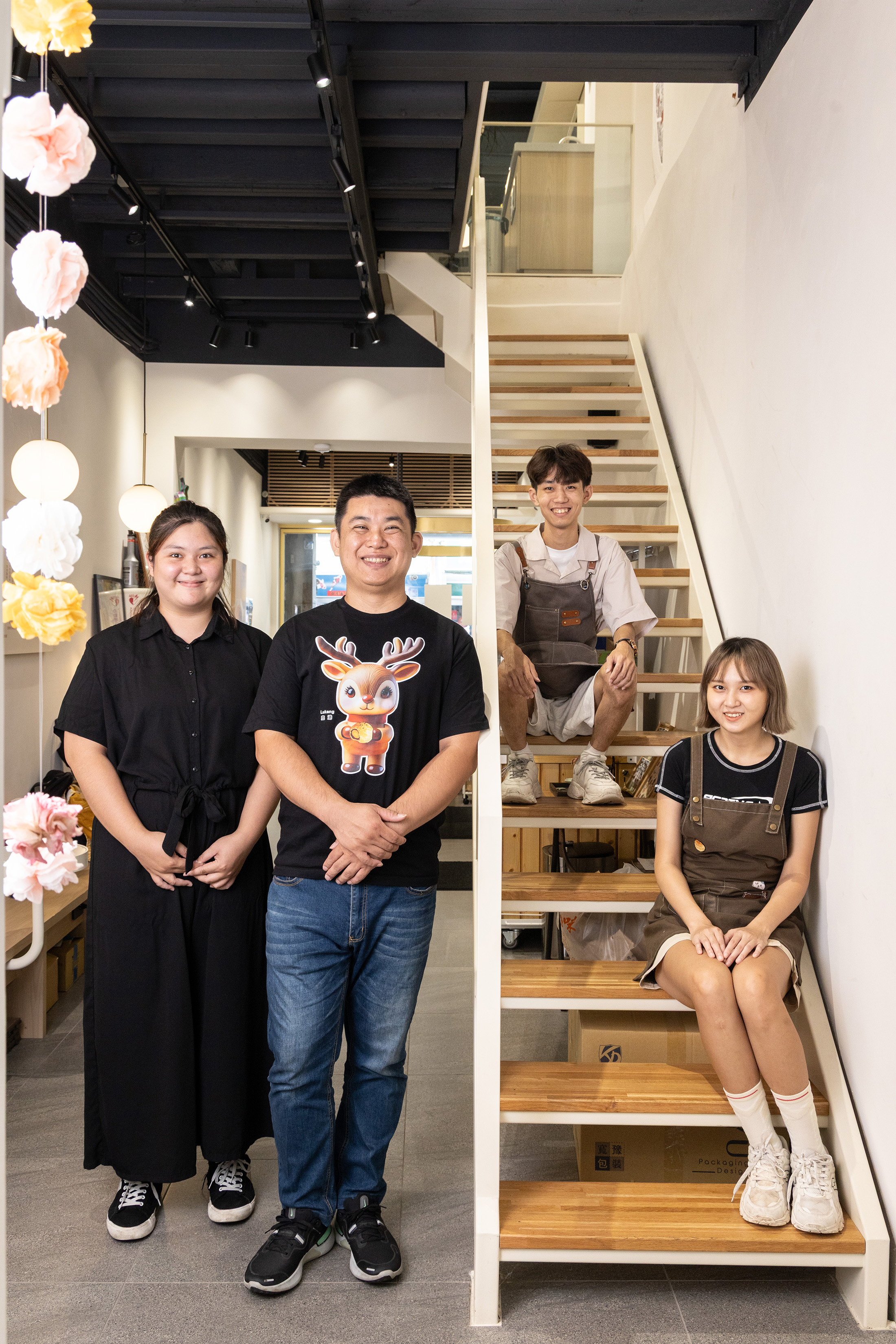 新口味食品行希望藉著鹿港店的餐飲空間，向大家分享品嘗台式下午茶蛋黃酥的美味時光。