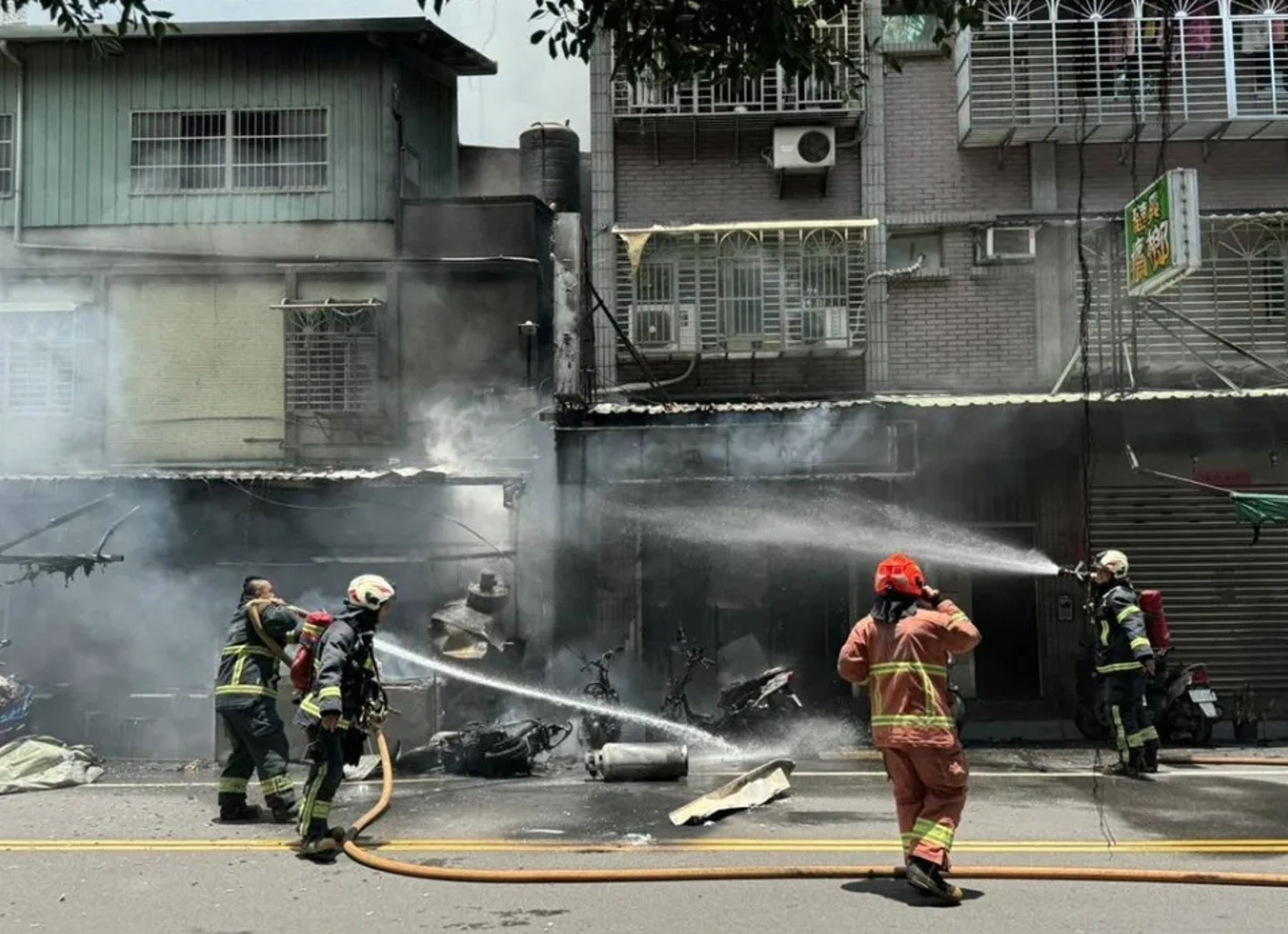 新北三重大智街今天中午發生火警,騎士的機車勾倒麵店瓦斯桶引發火災。(翻攝畫面)