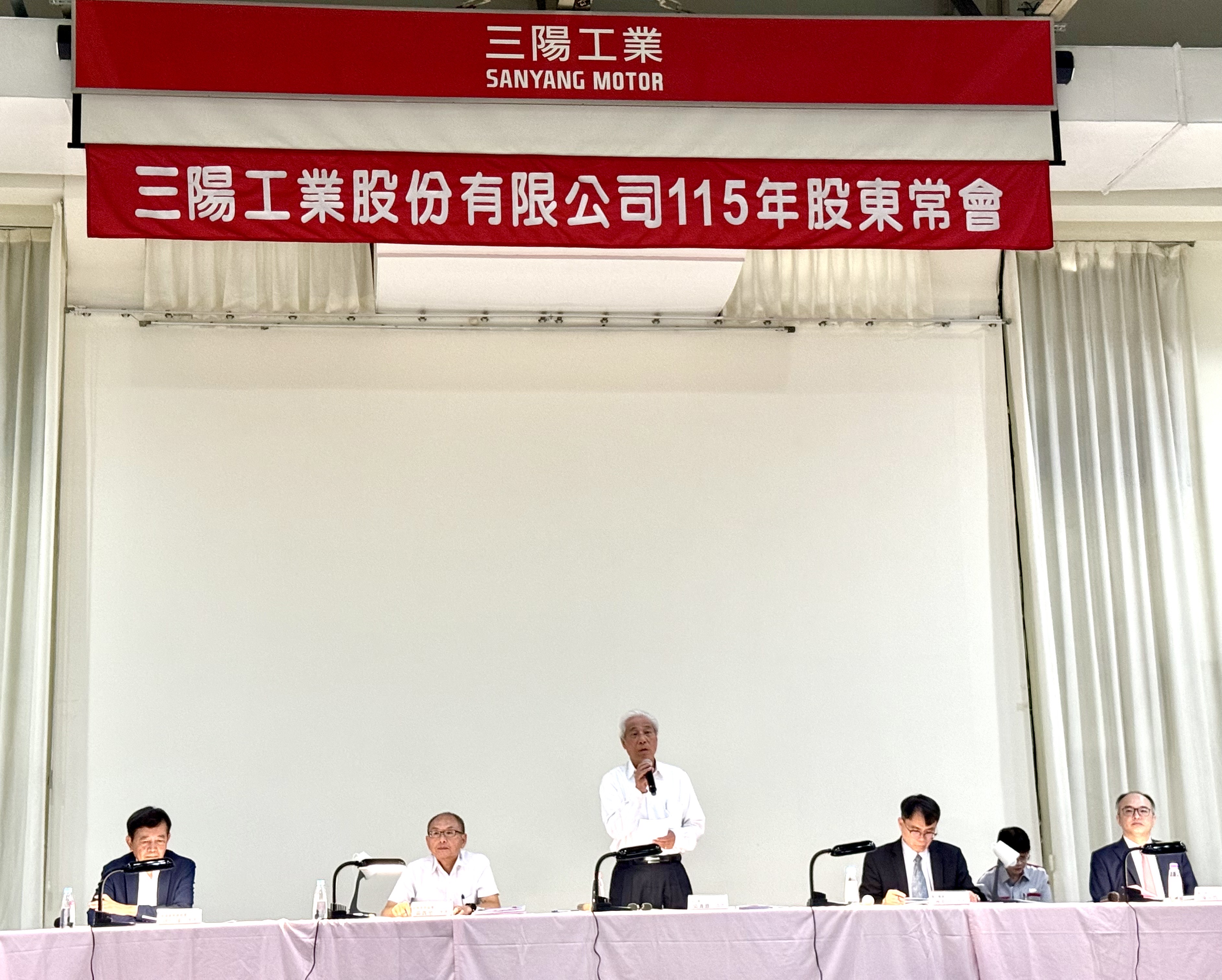 三陽工業今（26）日一早舉行股東會，由董事長吳清源主持。（三陽提供）