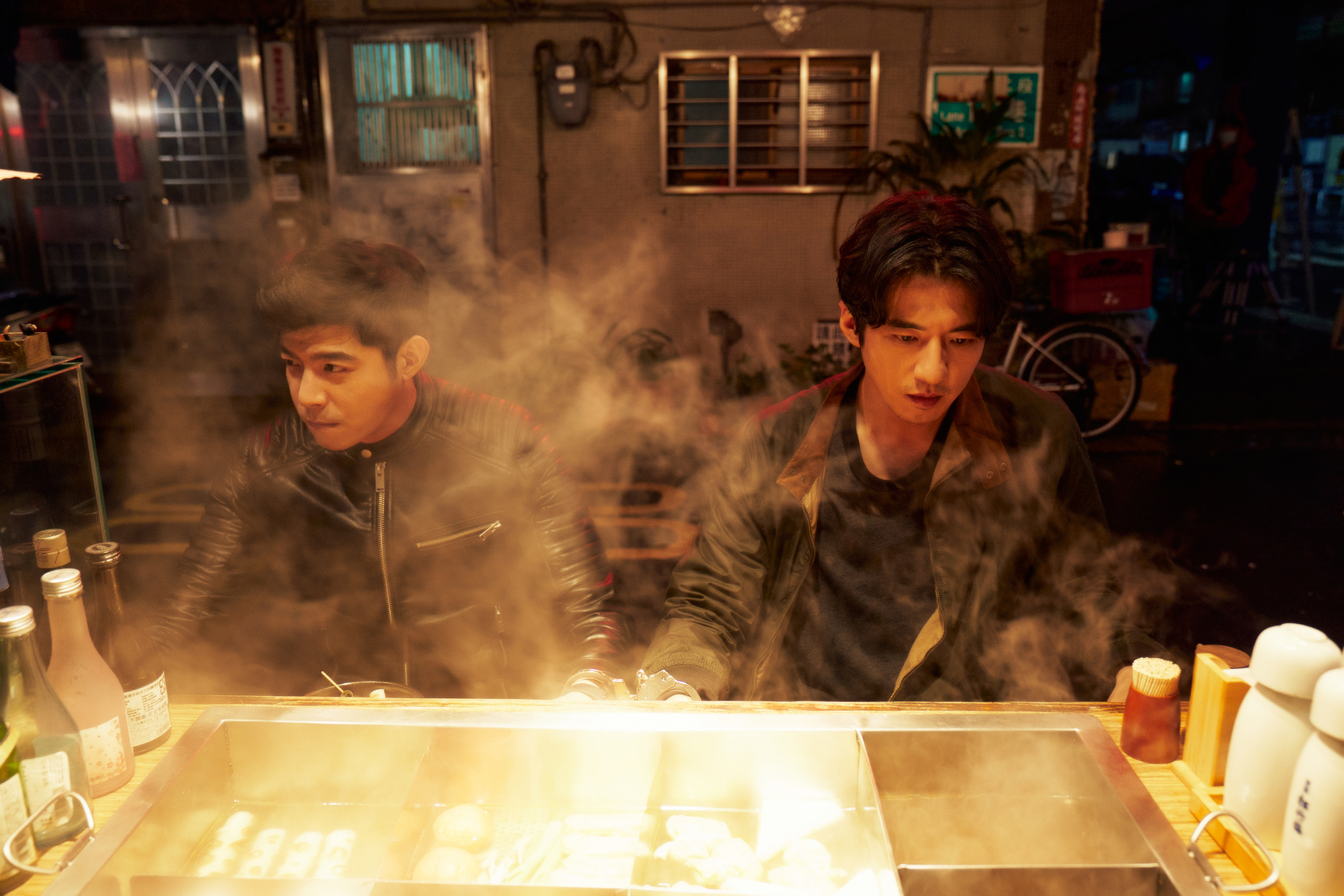 王柏傑（左）飾演的殺手黎子東身份曝光，傅孟柏（右）飾演的警察朱坡終究要面對「好飯友變敵人」的場面。（發起日影視提供）