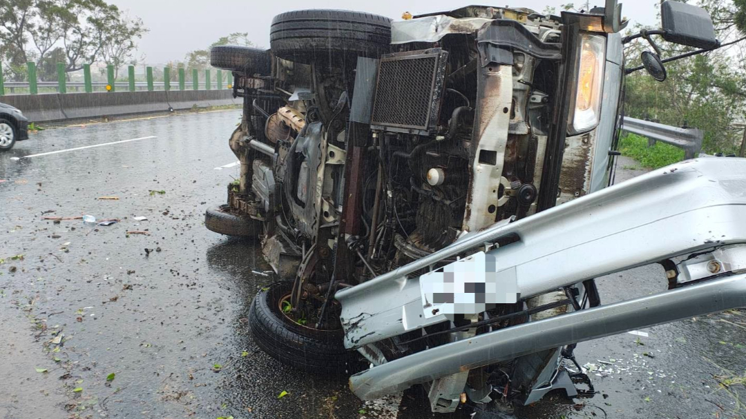 忠和國中棒球隊搭車外出途中發生翻覆意外，8人送醫幸未傳出生命危險。（翻攝畫面）