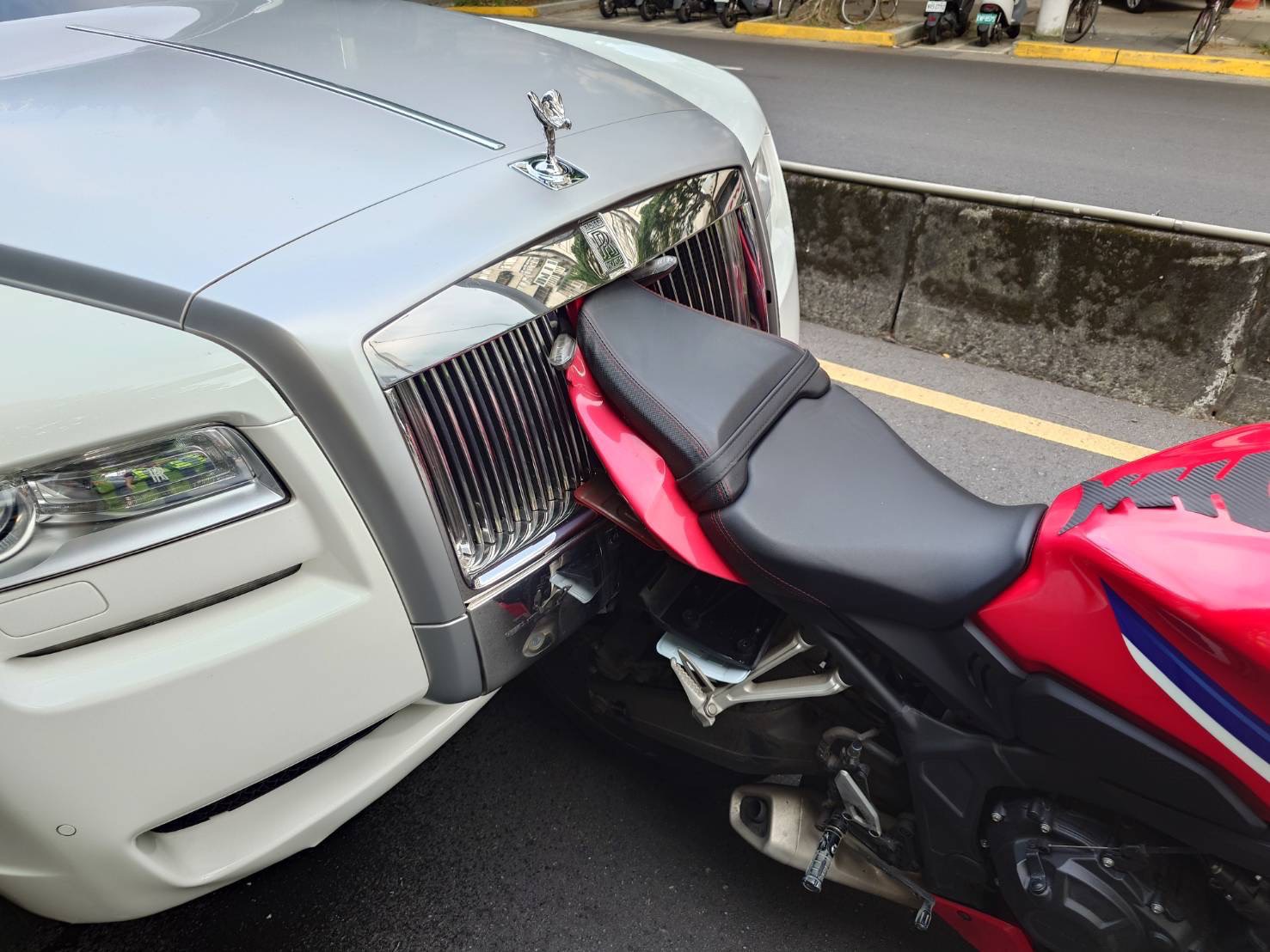 吳男駕駛租賃的勞斯萊斯豪車，因未注意車前狀況追撞重機，造成車頭毀損嚴重。翻攝畫面
