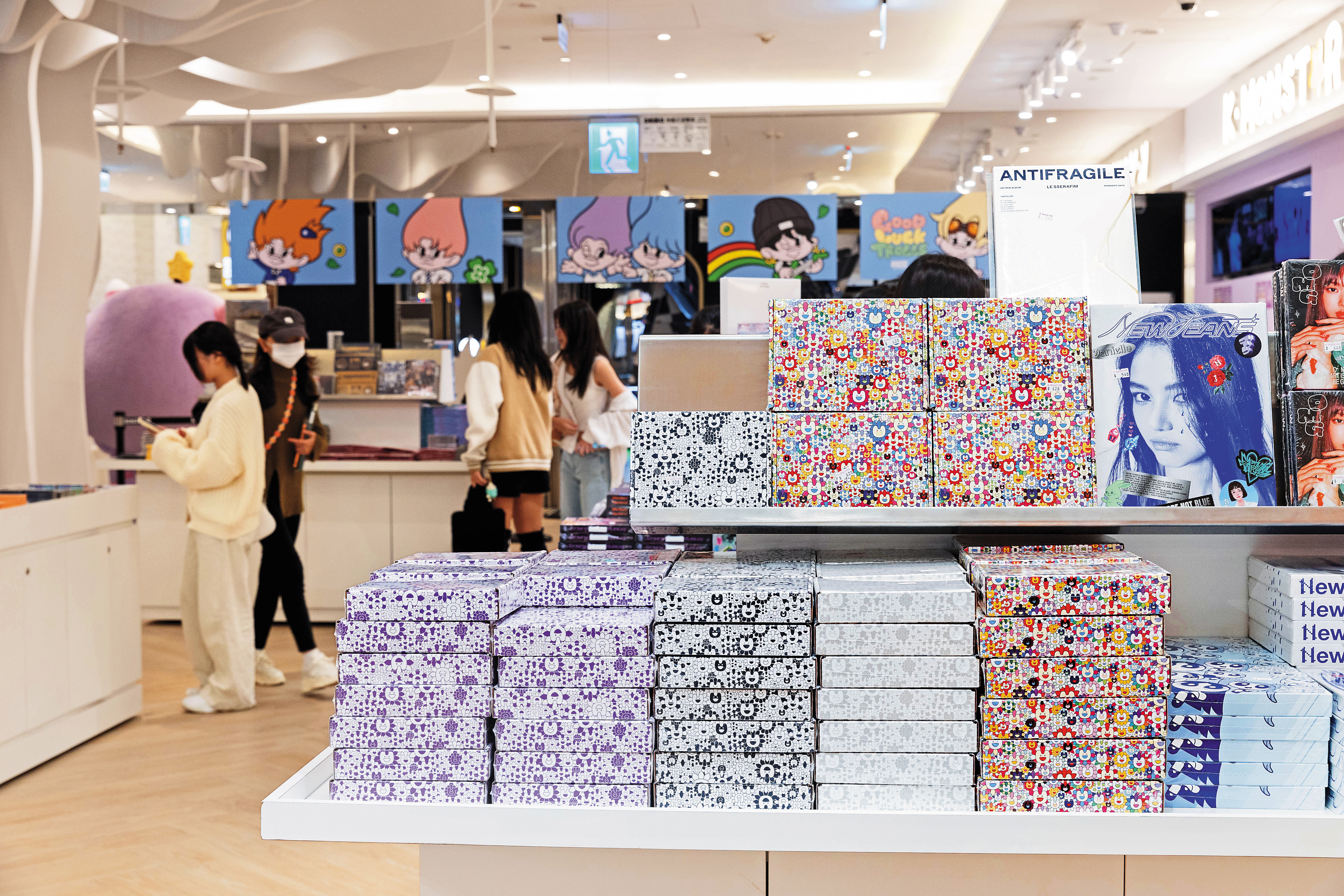 全球實體音樂市場萎縮，但K-POP實體專輯銷量卻在前年創下年度新高，顯現K-POP的超強人氣。