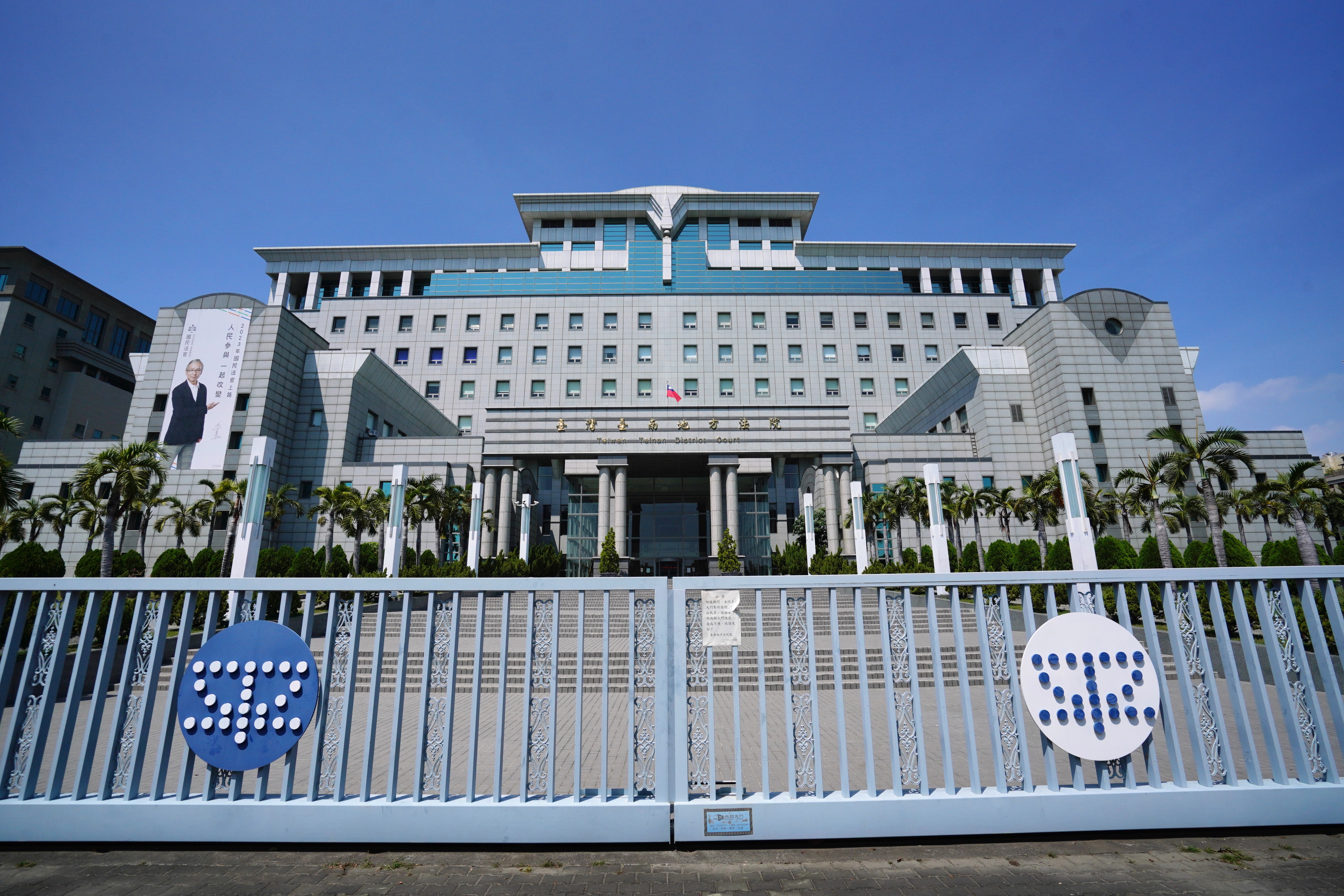 台南一名女看護2年前在上班期間開情色直播，甚至直播幫男住民「打手槍」，遭提告判刑，直播收入也被沒收。（本刊資料照）