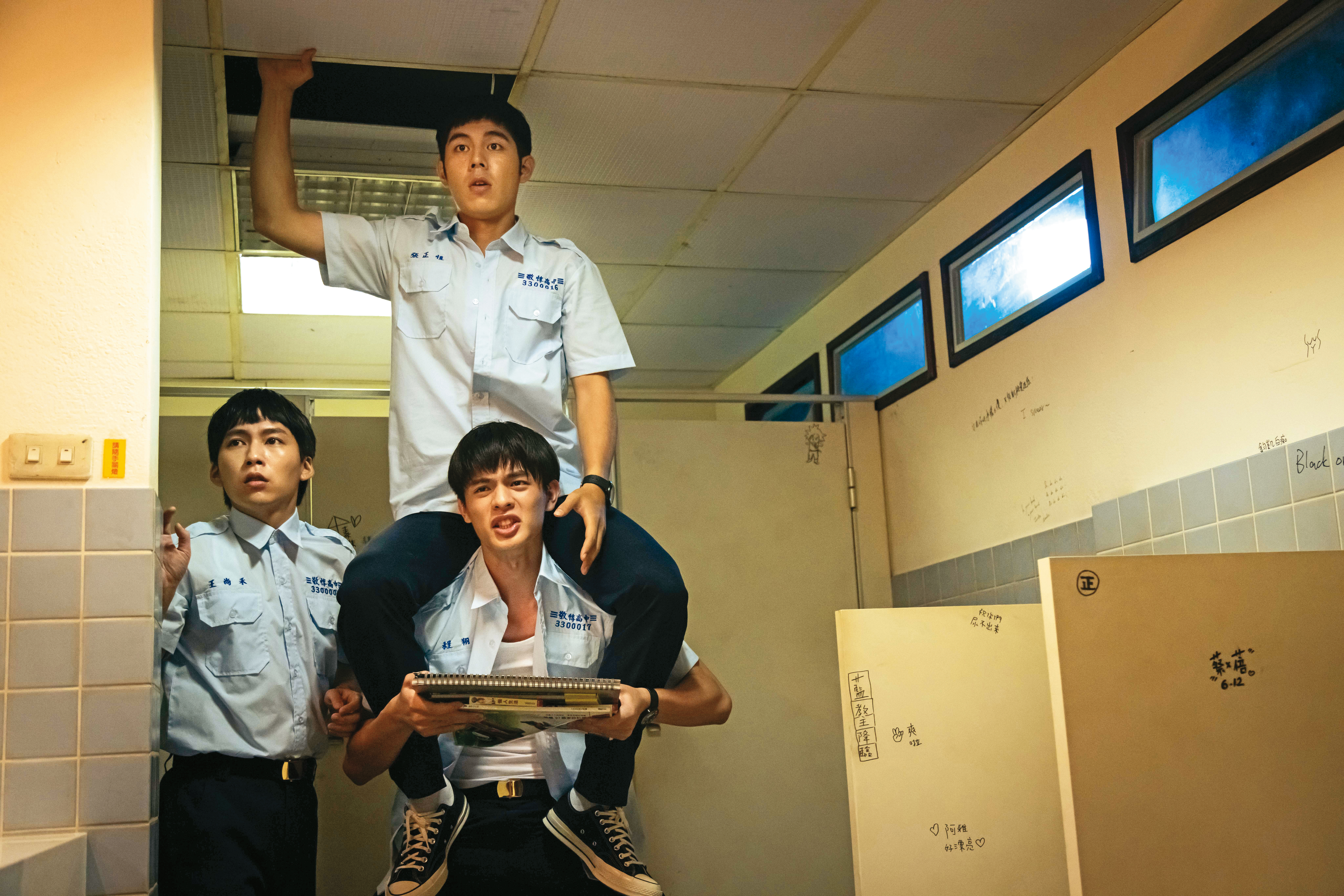 巫建和(左起)、詹懷雲、邱以太在《成功補習班》扮演3個屁孩,也演出青春期的心事。(華納兄弟提供)