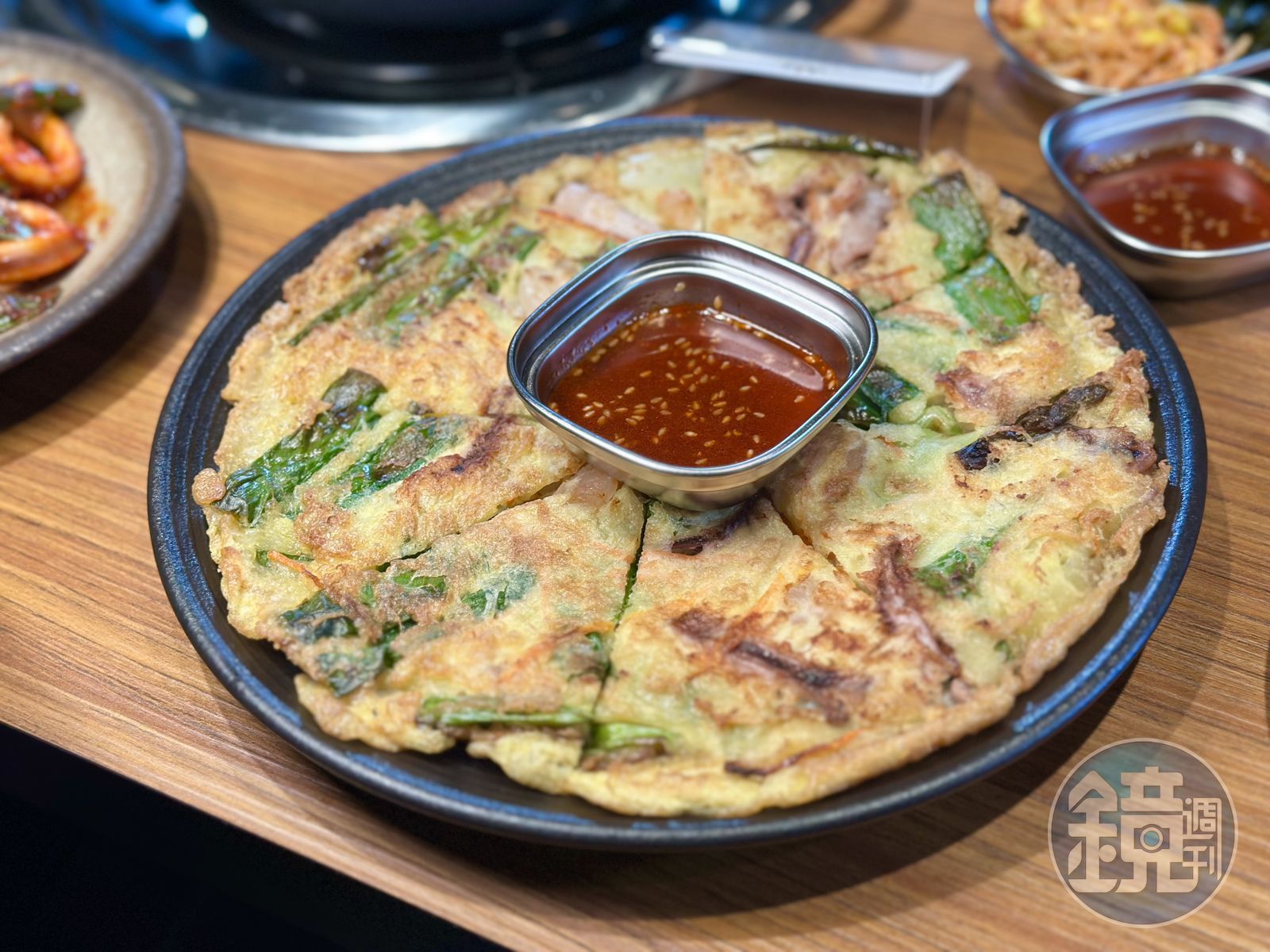「海鮮煎餅」薄脆料多,沾醬吃更夠味。(280元/份)