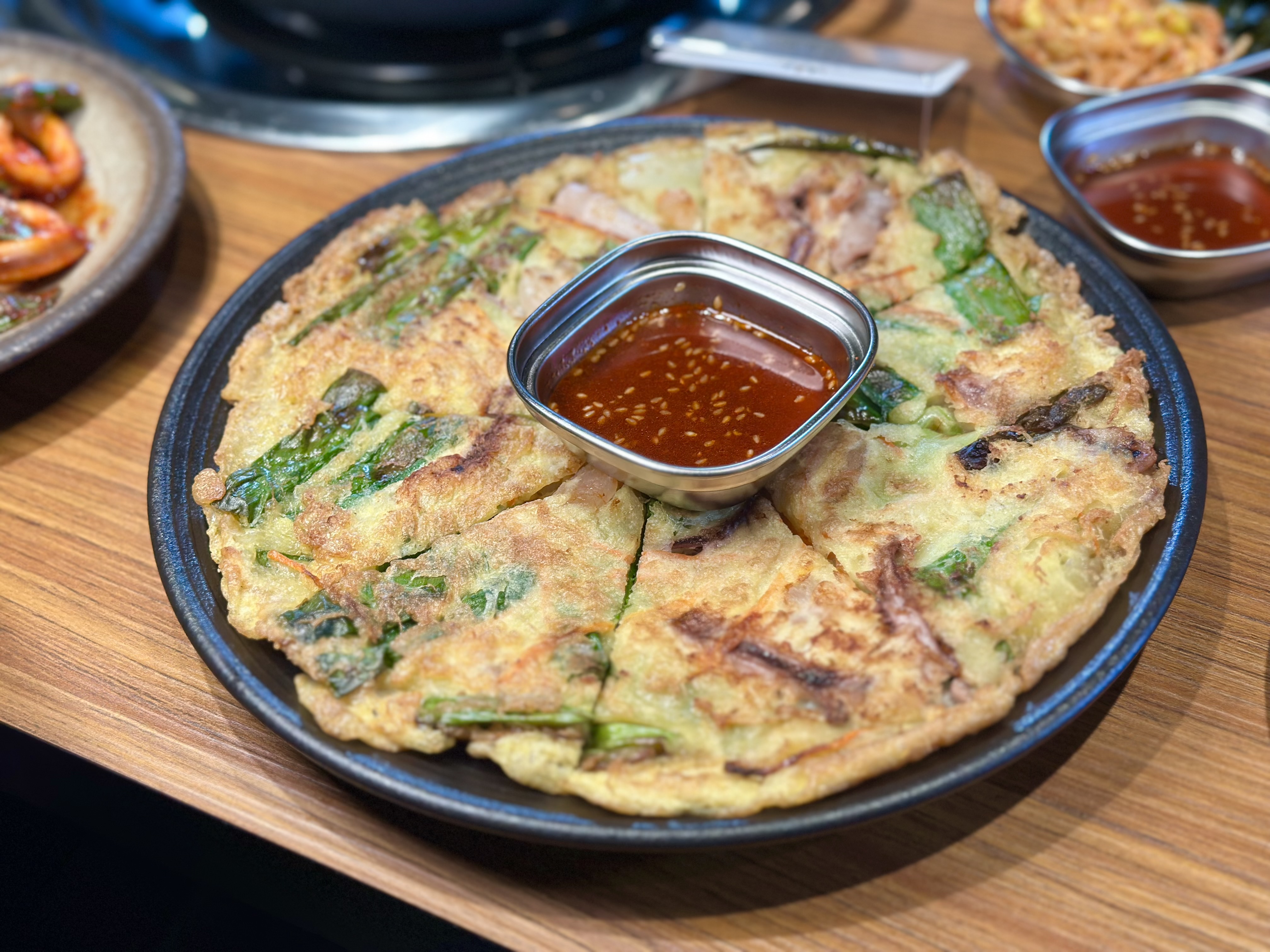 「海鮮煎餅」薄脆料多，沾醬吃更夠味。（280元／份）