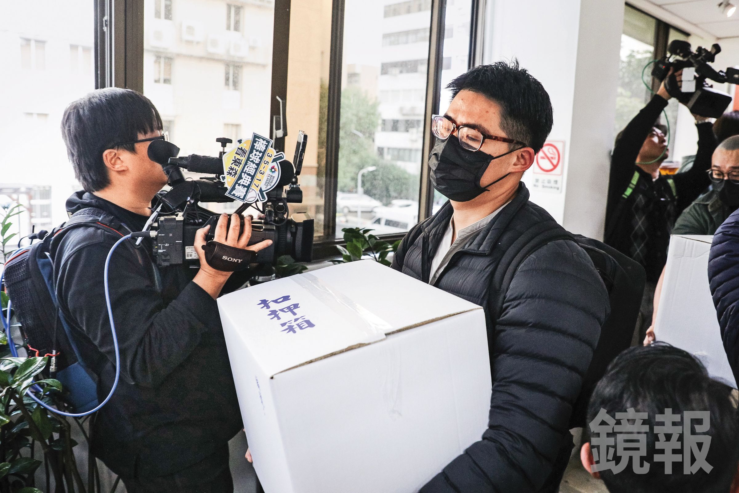 檢調今年初搜索高金素梅辦公室，懷疑她與張俊傑聯手，利用人頭詐領助理費近800萬元。（鏡報鄒保祥）
