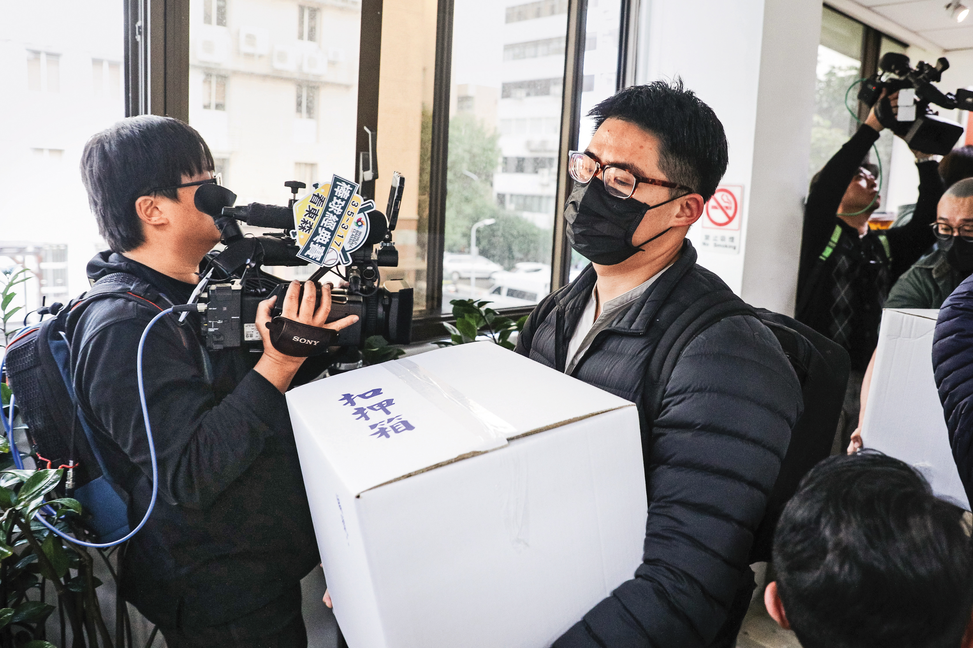 檢調今年初搜索高金素梅辦公室,懷疑她與張俊傑聯手,利用人頭詐領助理費近800萬元。(鏡報鄒保祥)