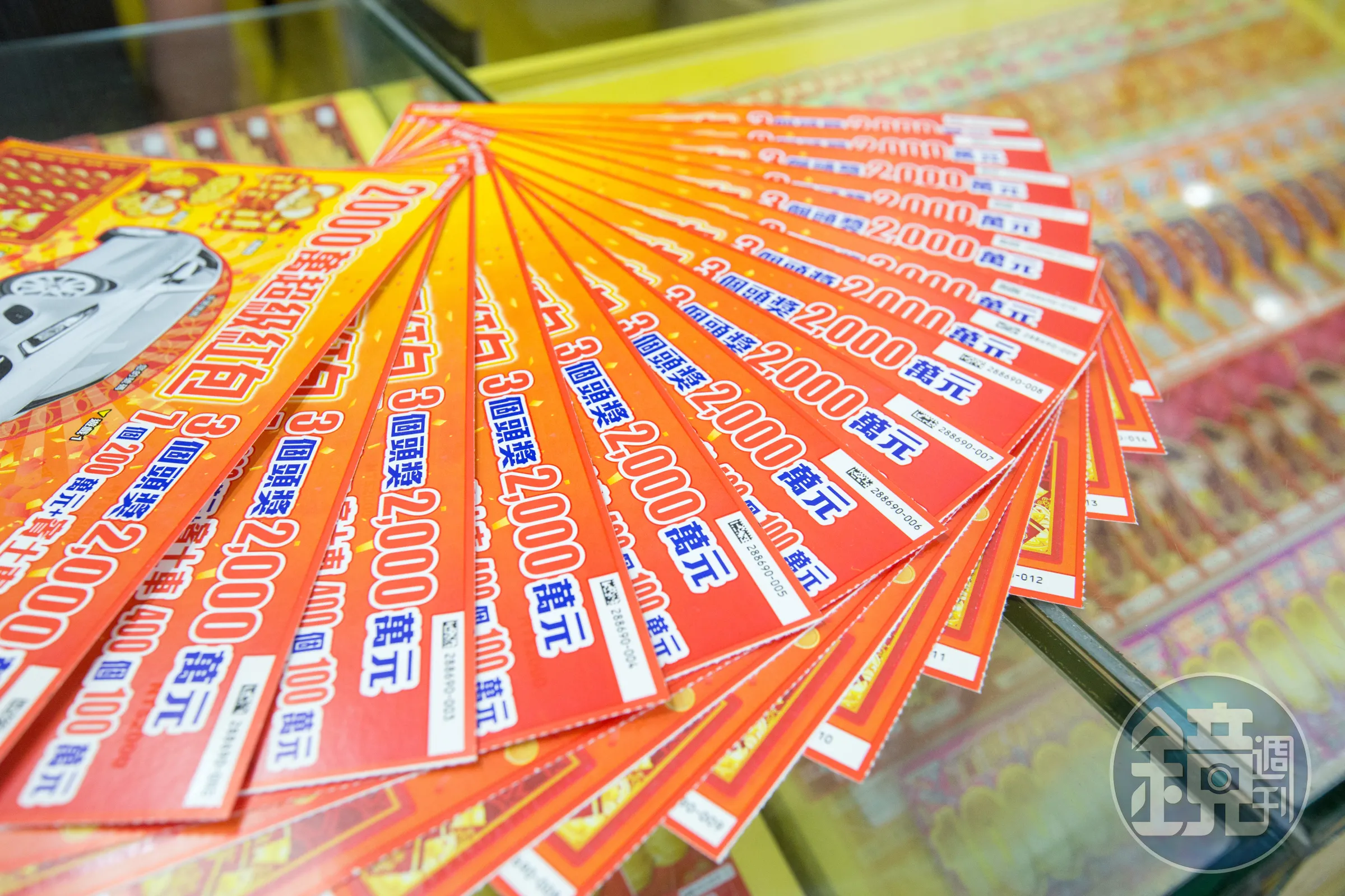 金馬報喜財神到,民眾搶買刮刮樂試手氣。(示意圖;本刊資料照)
