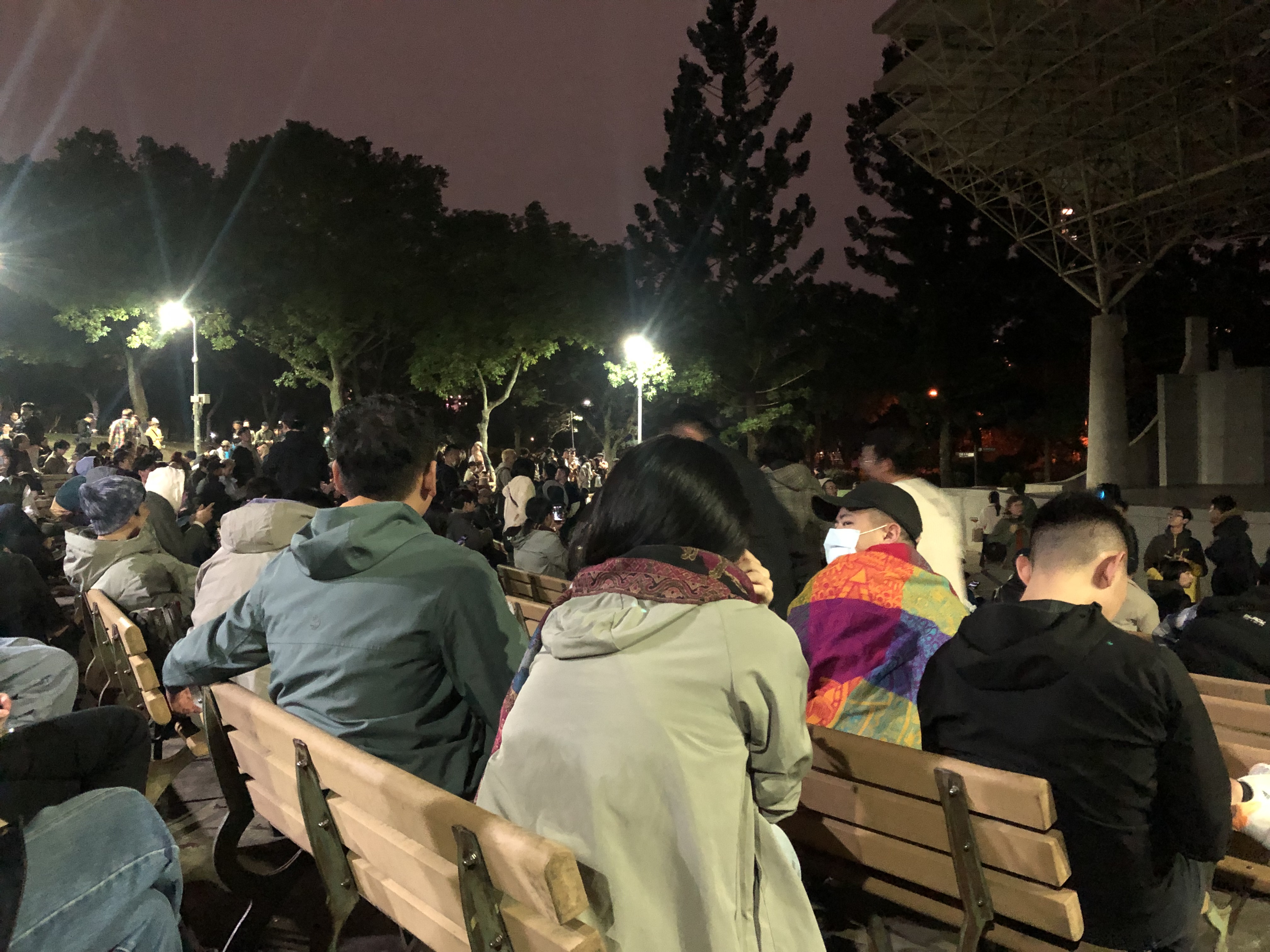 「在大安森林公園一邊哭一邊跨年」活動有上百人實際參與。（讀者提供）