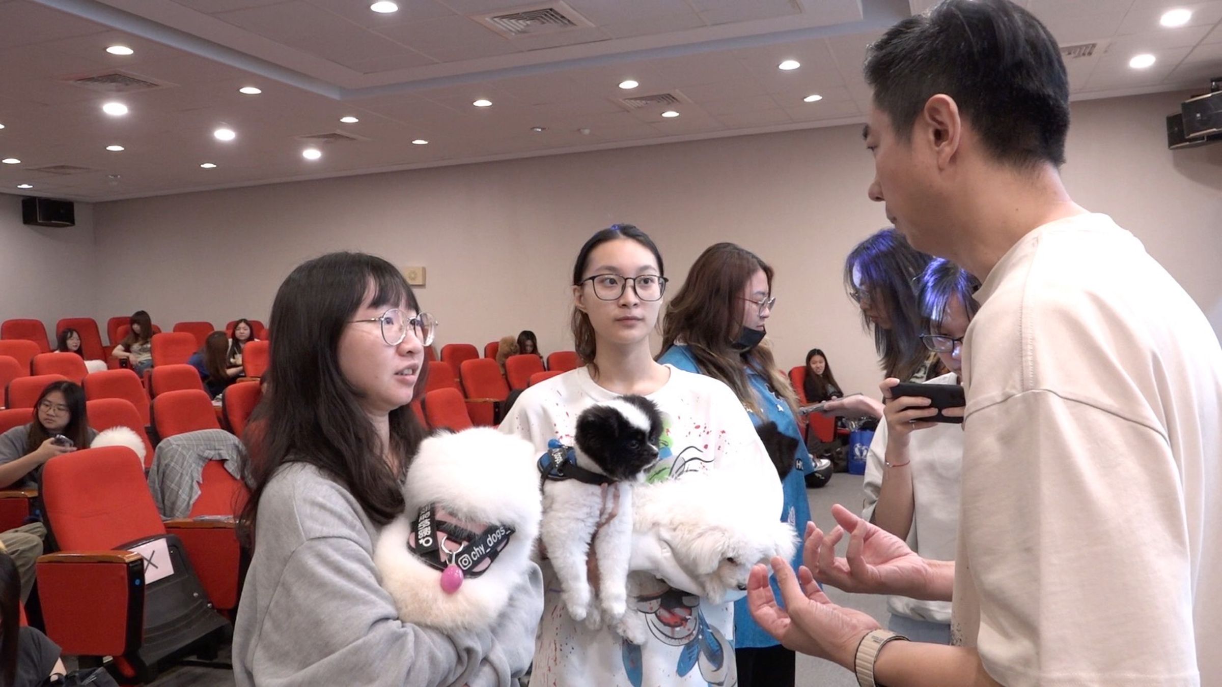 熊爸到台北海大為台灣第一的寵物系同學名人開講,笑果十足,超受歡迎。(台北海大提供)
