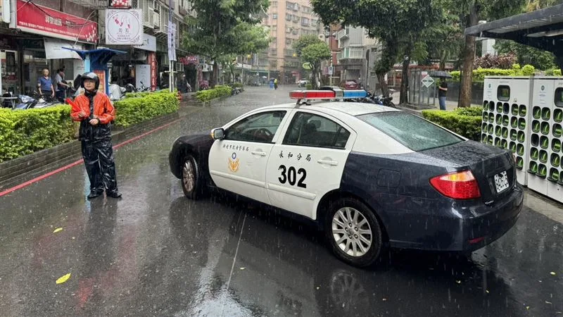 永和區今天下午突然降下暴雨，並伴隨閃電雷擊。（翻攝畫面）
