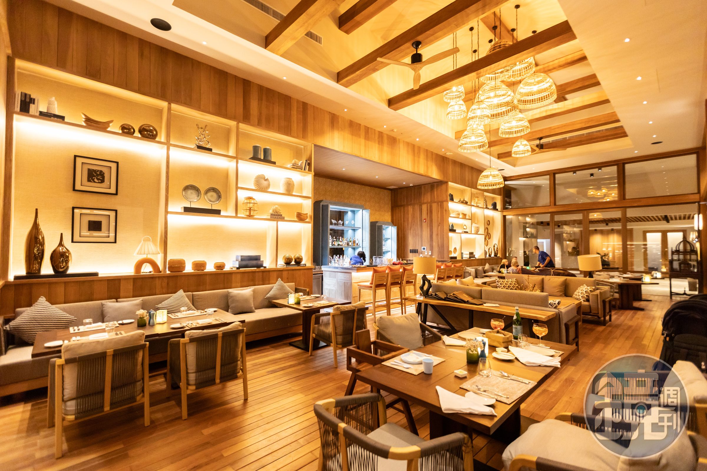 Beach Restaurant的室內空間布置得像富豪人家的書房,很有格調。