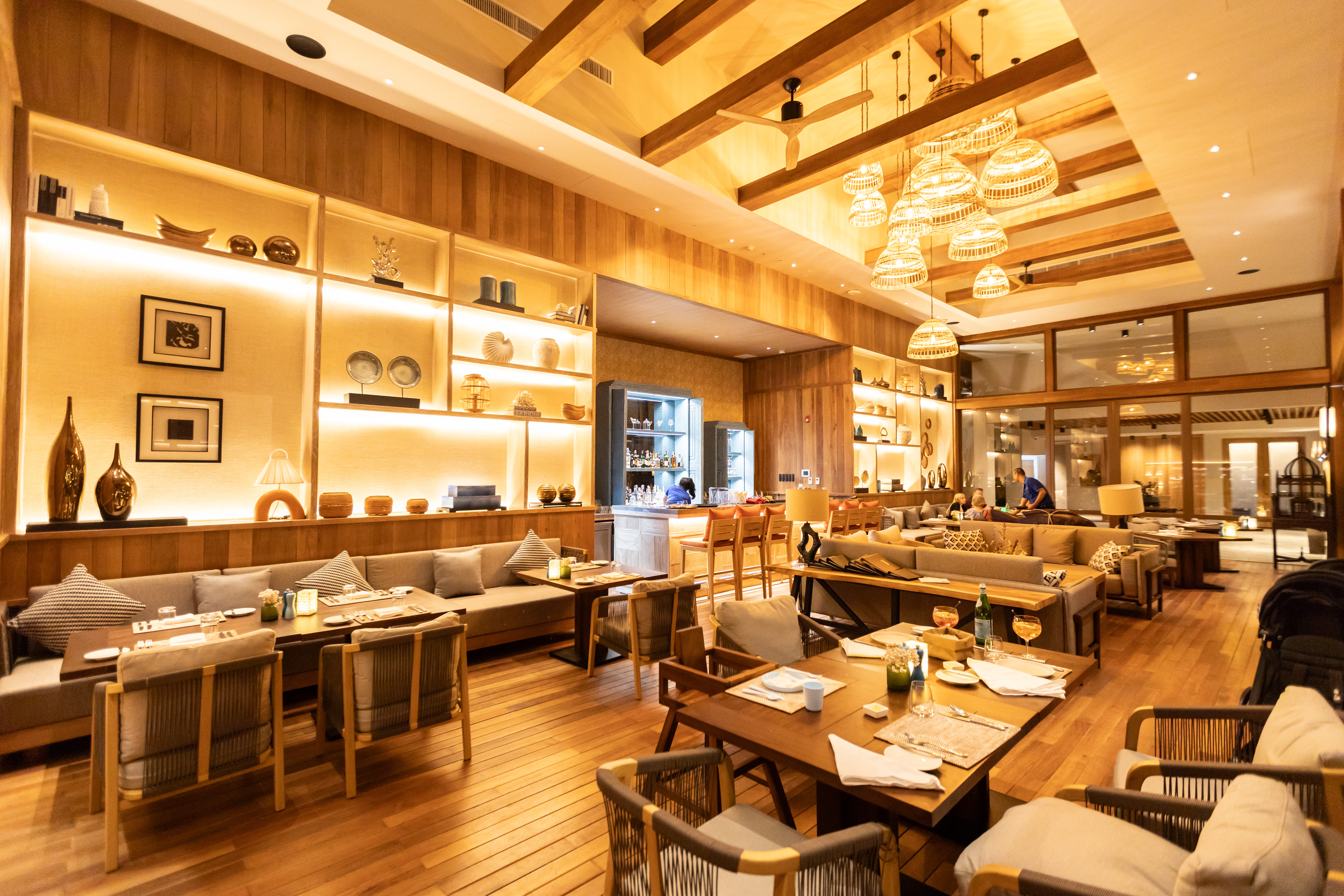 Beach Restaurant的室內空間布置得像富豪人家的書房，很有格調。