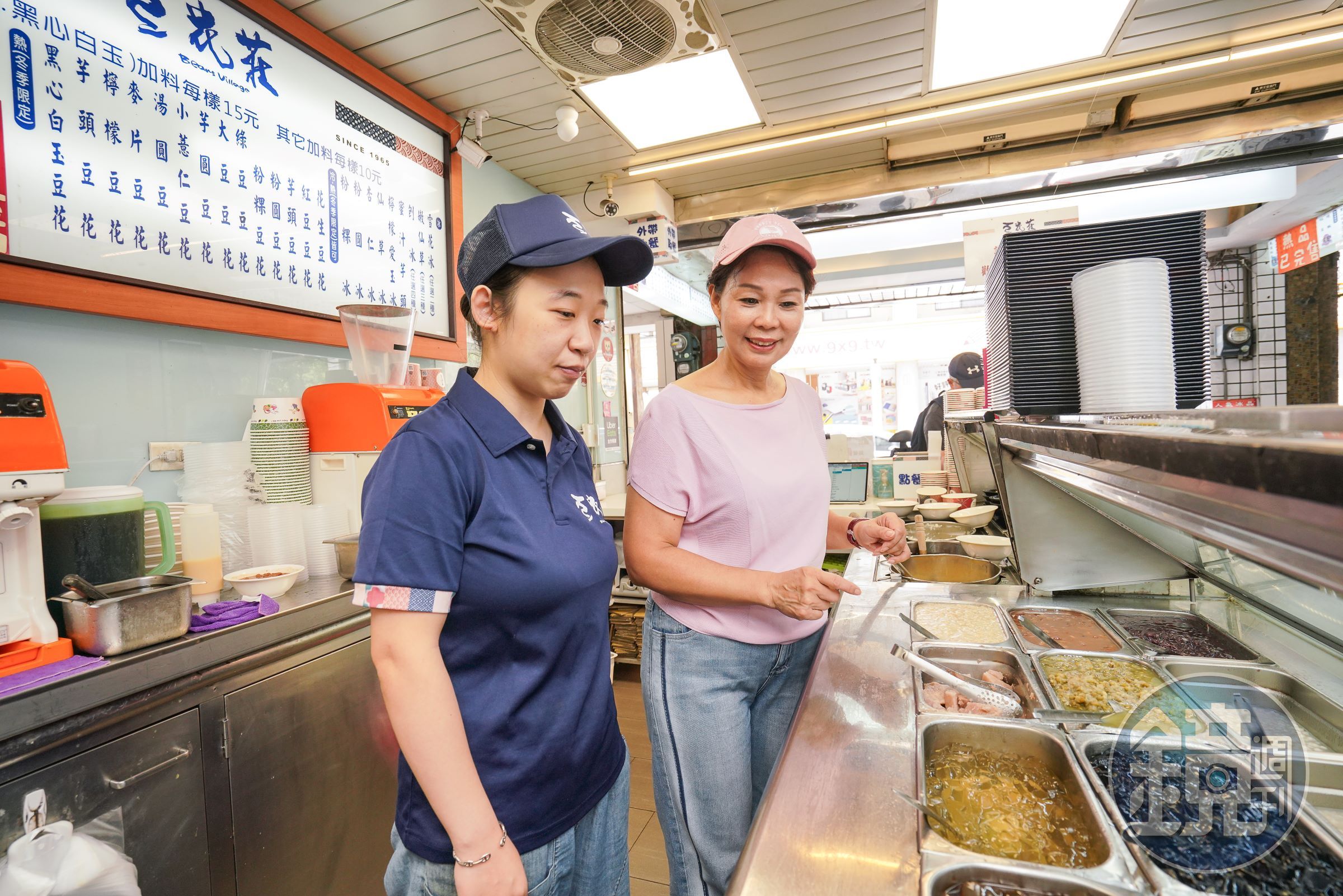 第二代莊玉如(右)創立店面打拚二十多年後,已漸漸想把棒子交給莊雅涵(左) 等第三代去運作經營。