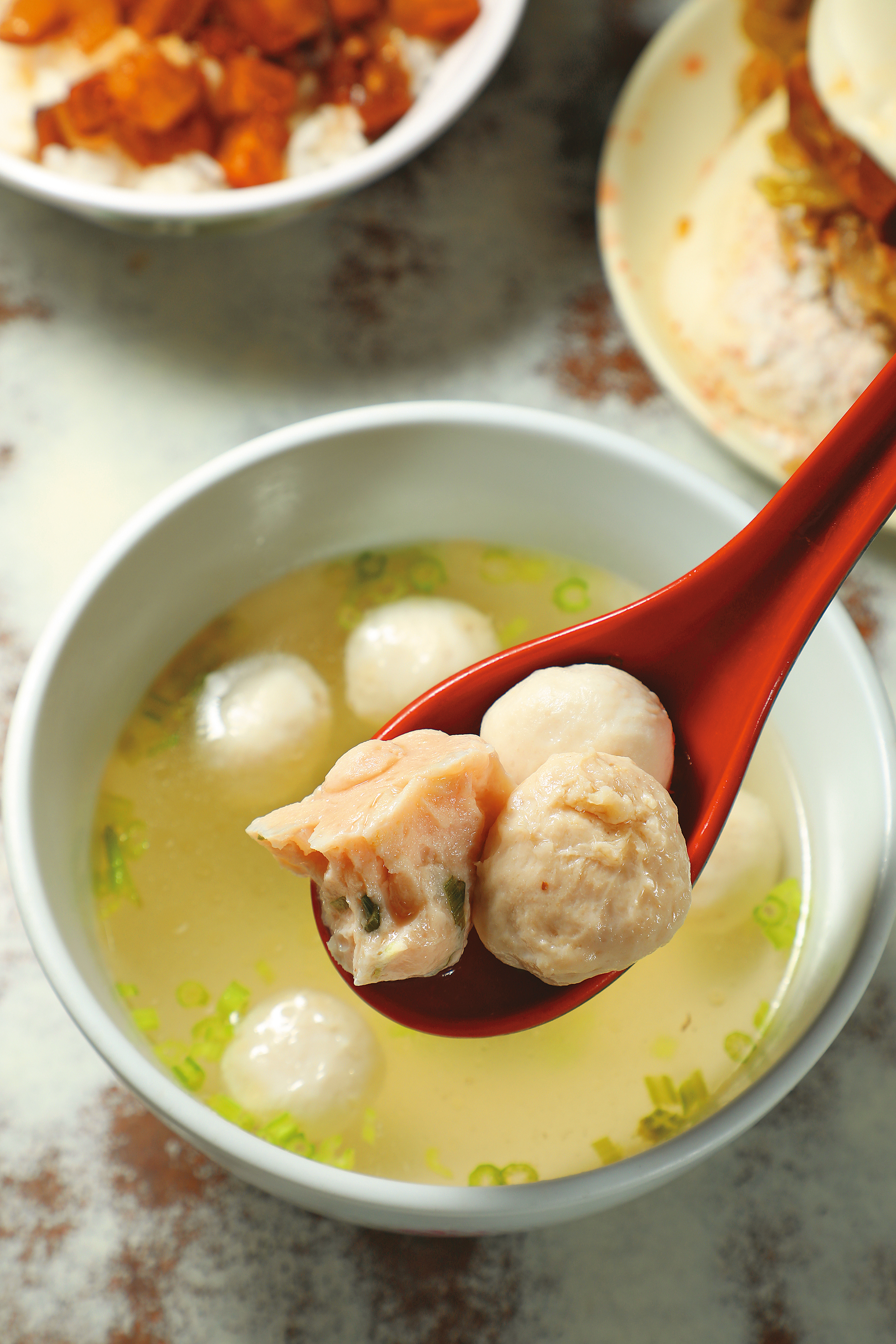 「綜合魚丸湯」有旗魚丸、肉丸、蝦丸，口味不同，但皆以黑旗魚為底。（60元／碗）
