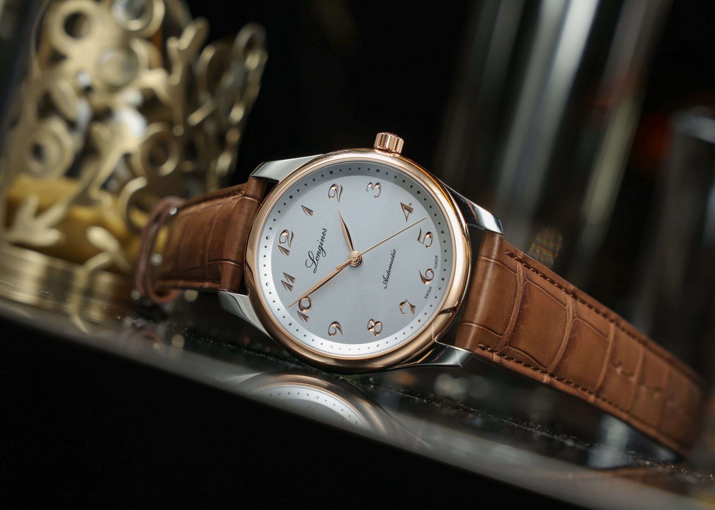巨擘系列不鏽鋼及18K玫瑰金腕錶，錶徑34mm，裝載L888.5自動上鍊機芯，定價NT$91,400。
