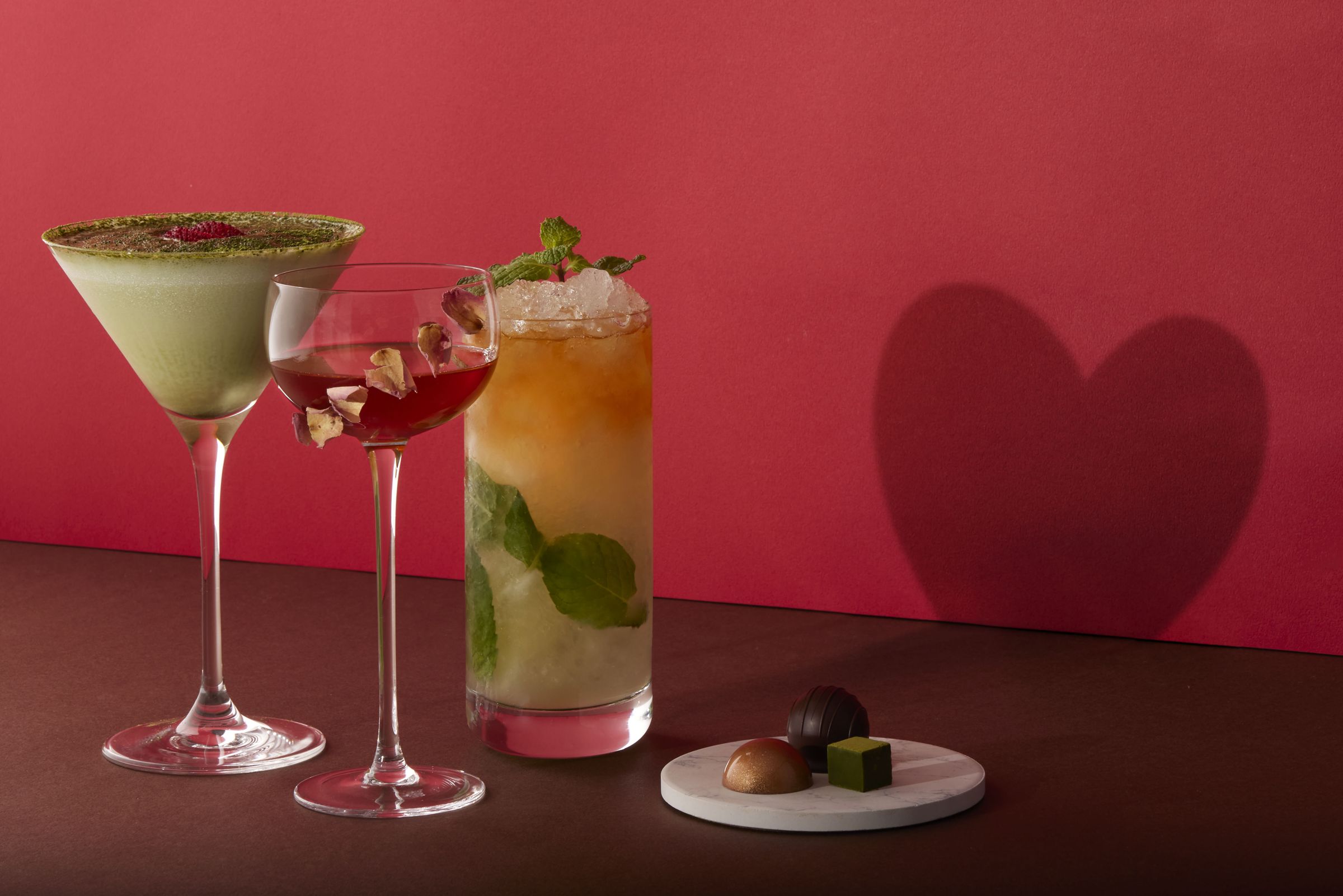 The Terrace大廳酒吧推出搭配「Feeling18」巧克力的三款情人節調酒，每杯420元，3杯再享組合價1,000元。（台北艾麗酒店提供）
