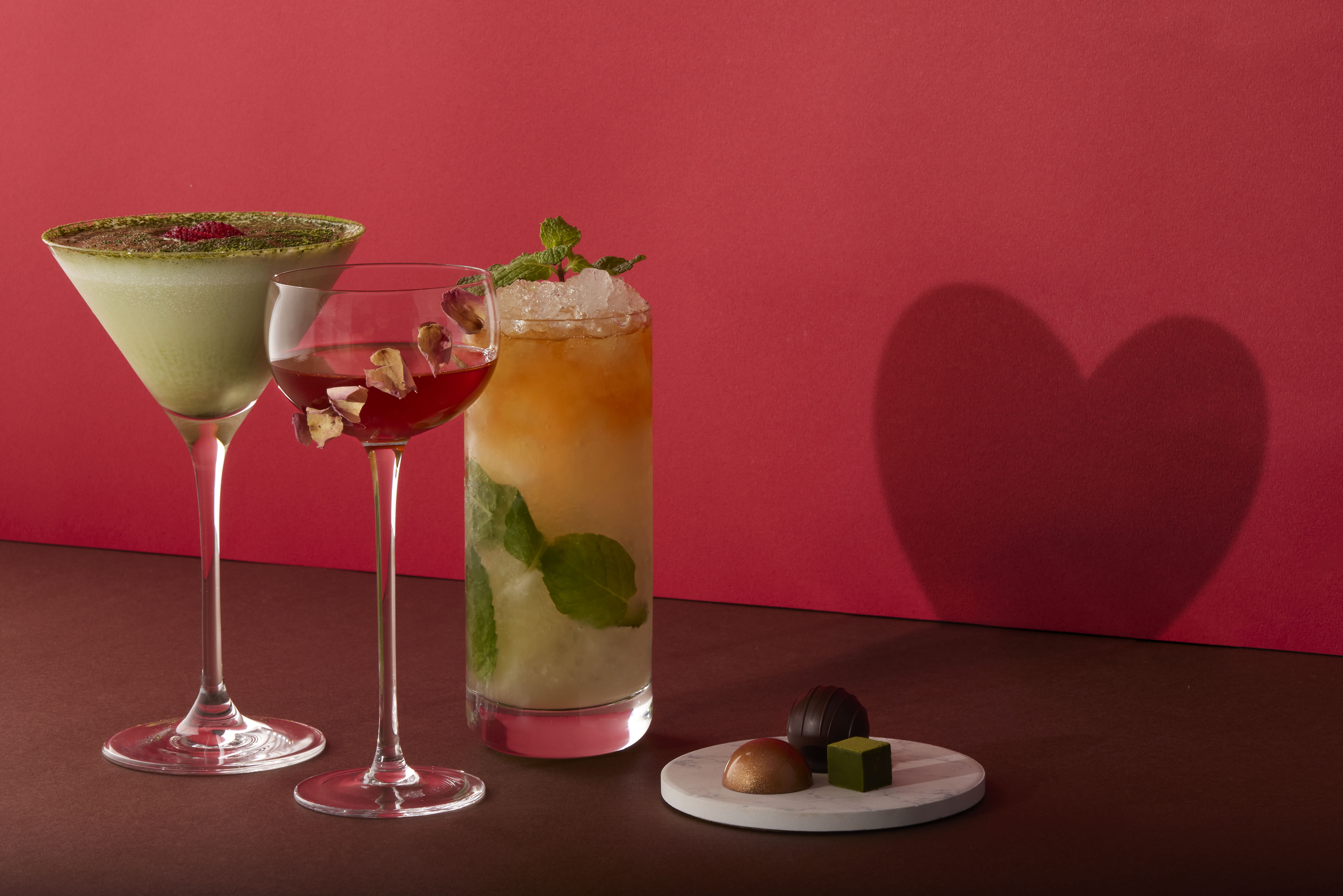 The Terrace大廳酒吧推出搭配「Feeling18」巧克力的三款情人節調酒，每杯420元，3杯再享組合價1,000元。（台北艾麗酒店提供）