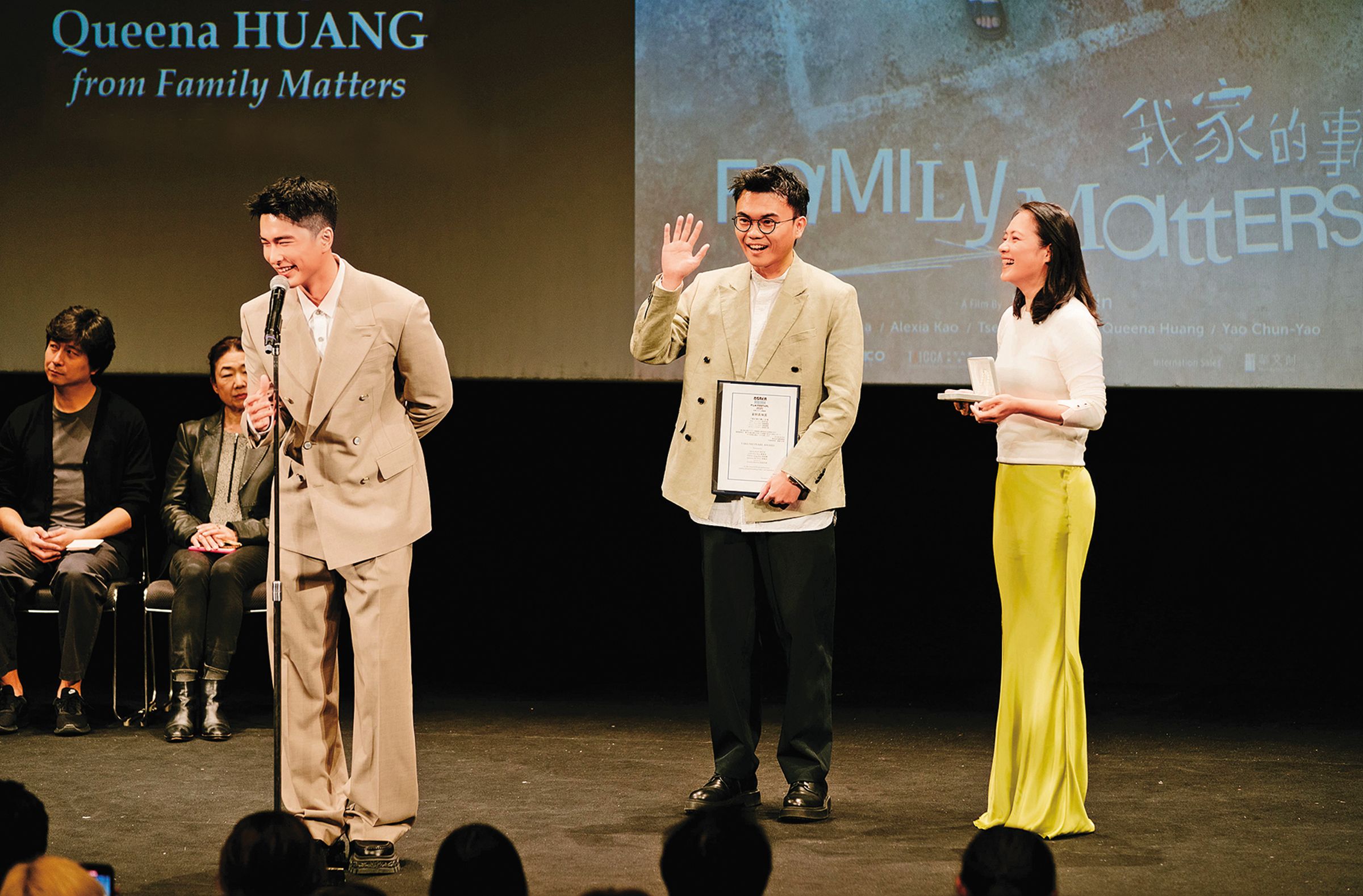 曾敬驊（左起）、導演潘客印、高伊玲在大阪亞洲影展一同領取「藥師真珠獎」。（牽猴子提供）
